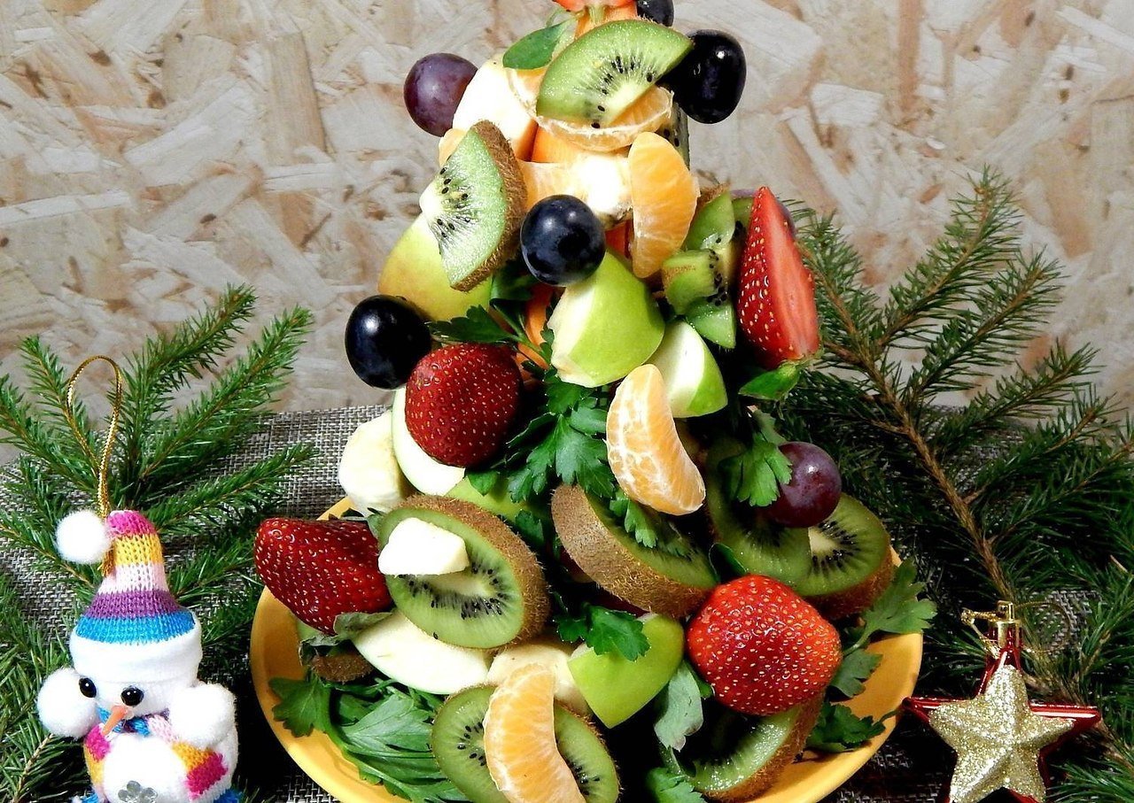 Фрукты нового года. Елка из фруктов. Новогодняя елка из фруктов. Фруктовая тарелка. Фруктовая тарелка на новый год.