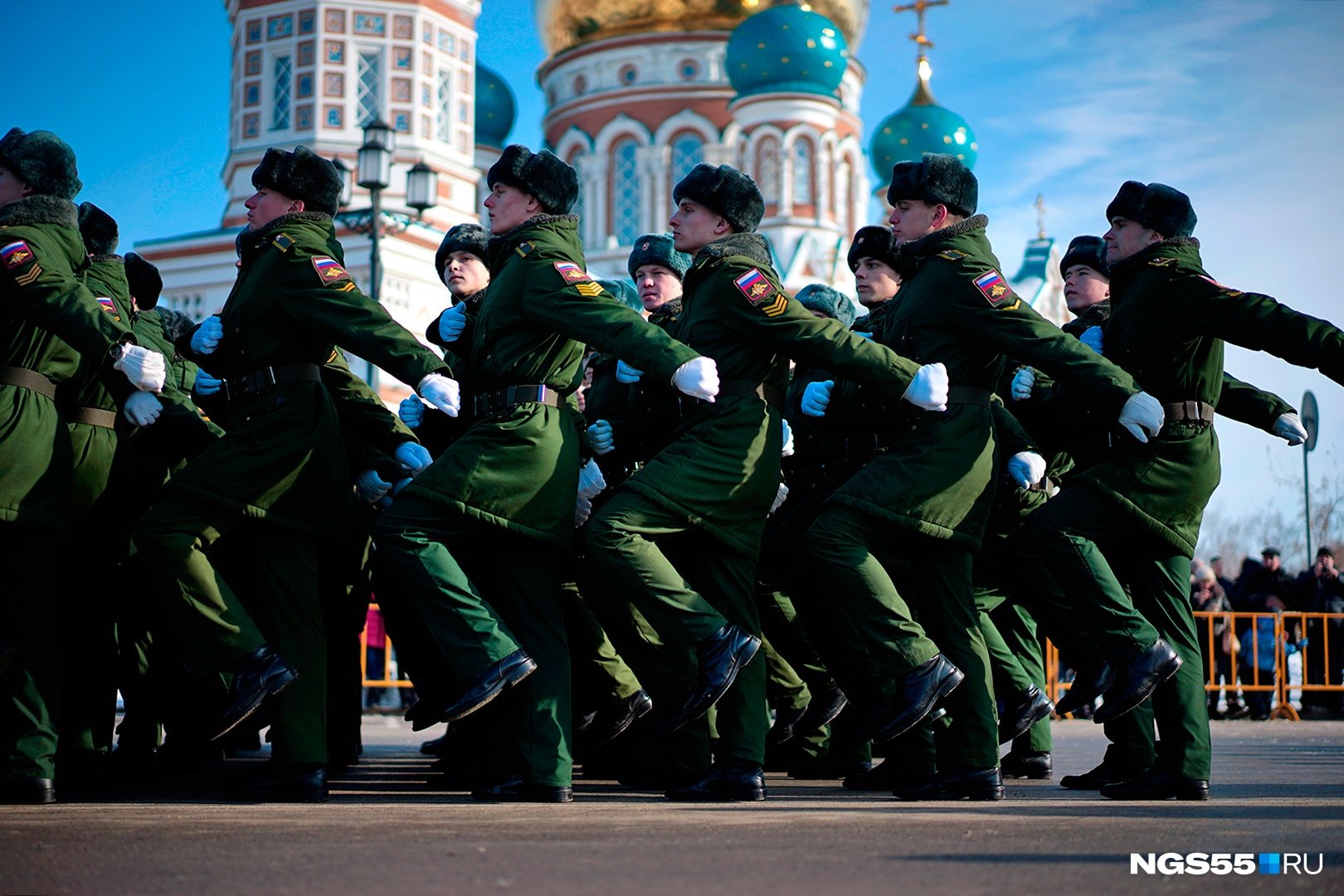 Ров день защитника. Парад на Соборной площади Омск. 23 Февраля парад. Военный парад 23 февраля. Парад на 23 февраля в Омске.