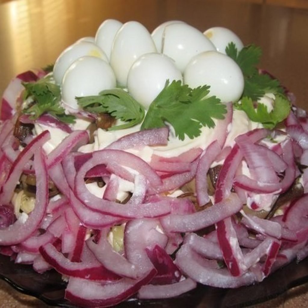 Салат грудка маринованный лук