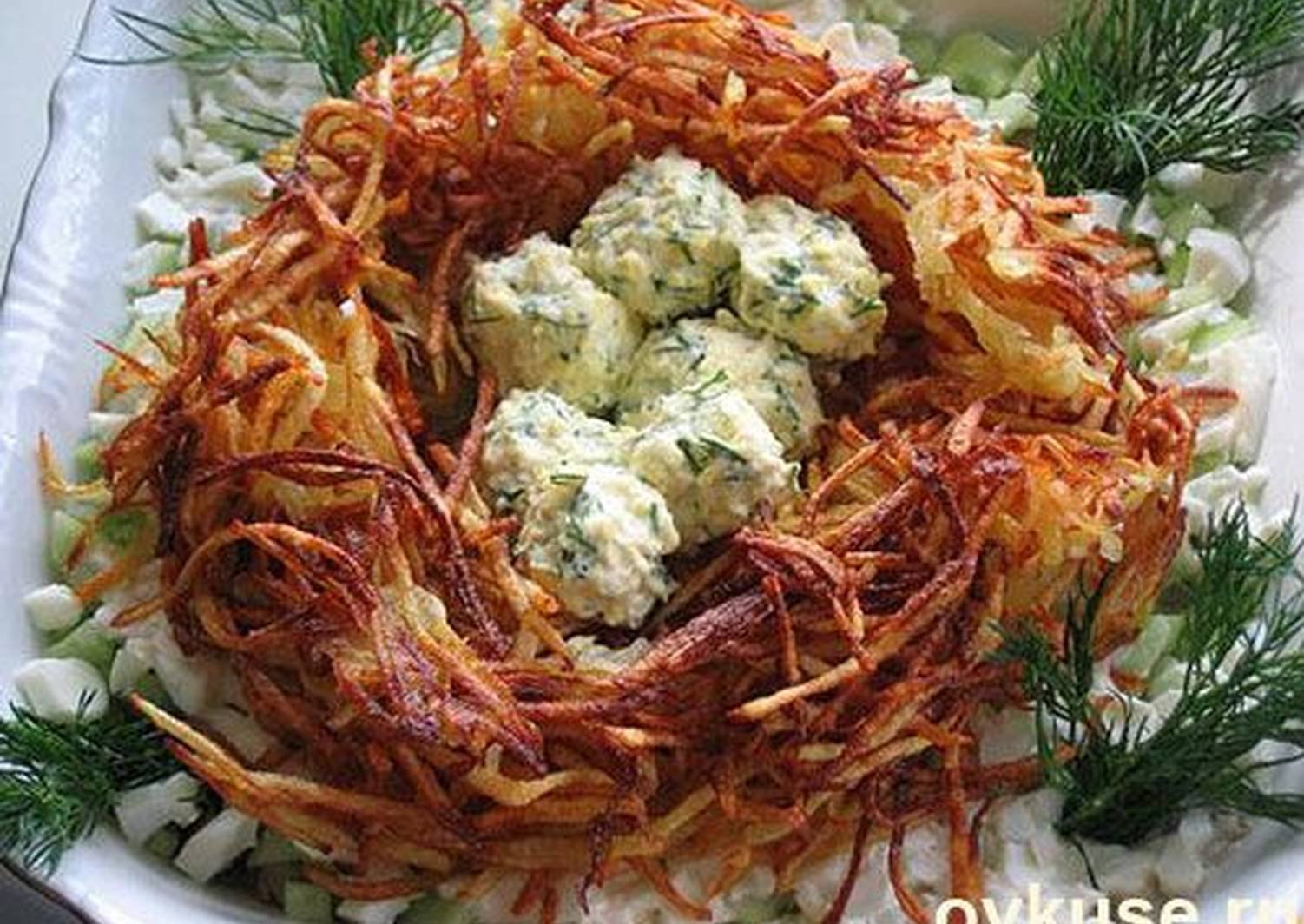 Рецепт вкусных салатов гнездо глухаря. Гнездо глухаря салат Ингредиенты. Салат Ласточкино гнездо.