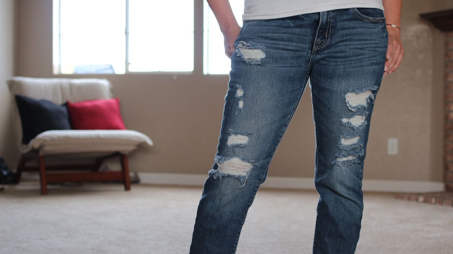 New jeans speed up. Джинсы женские с порезами. Протертые джинсы. Потертости на джинсах. Джинсы с дырками.