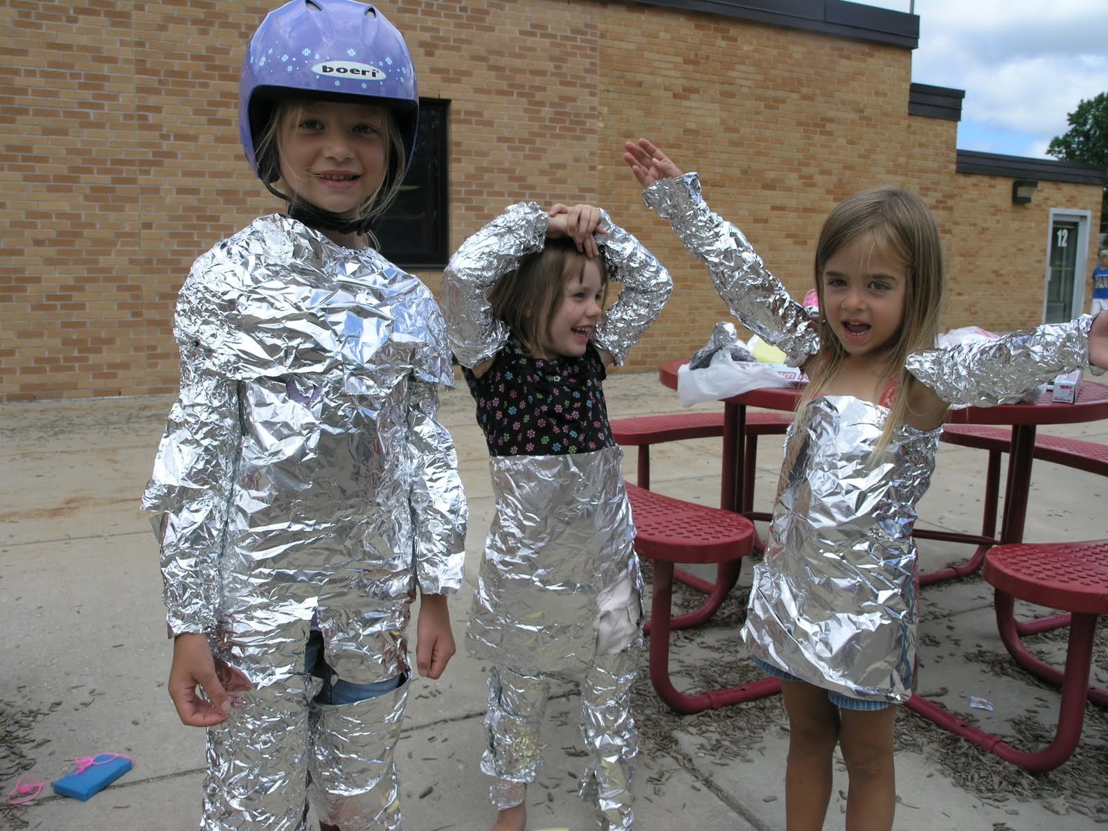 Костюм на день космонавтики для девочек. Космический костюм. Космический костюм для мальчика. Космический костюм в садик. Космический костюм для девочки.