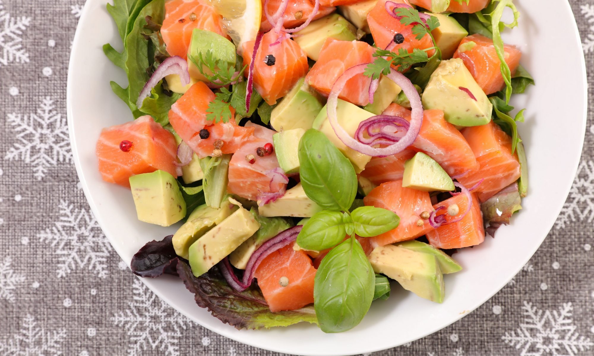 Салат с красной рыбой и авокадо рецепт