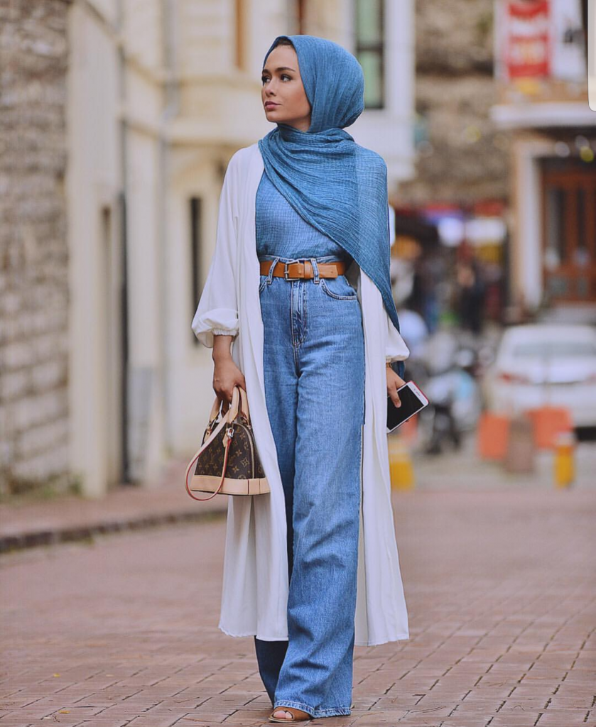 Модная мусульманская. Hijab Moda 2020 одежда. Зимний хиджаб Абая 2020. Хиджаб стайл 2023. Мусульманские одежда Hayat 2020 Абая.