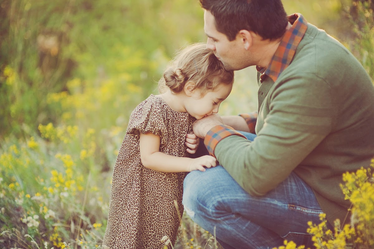 Любящие отношения к ребенку. Отец и дочь. Обнимает ребенка. Любовь отца. Объятия детей и родителей.