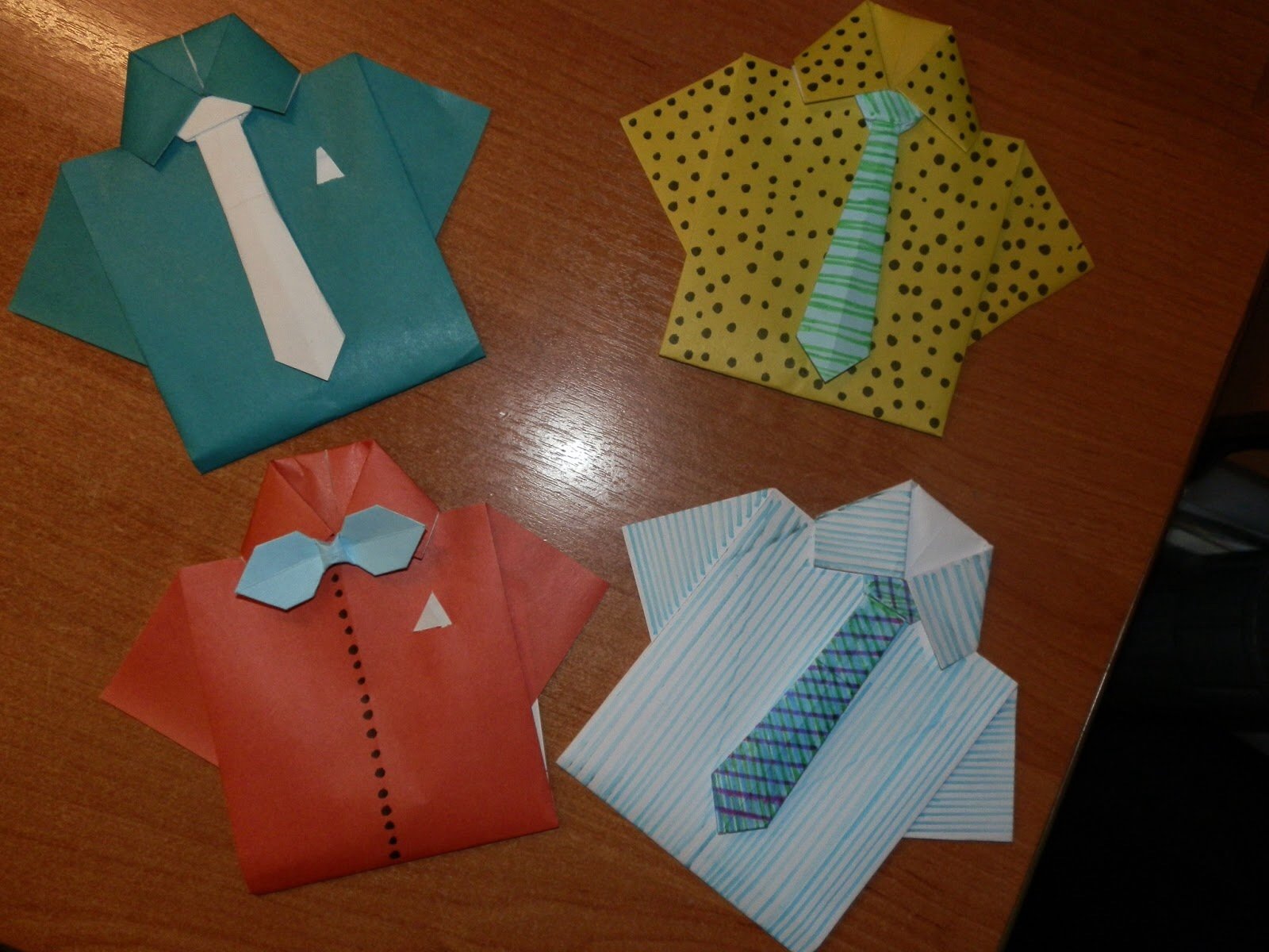 Подарок мальчику из бумаги. Подарок папе рубашка. Подарок папе на 23 февраля рубашка. 23 Февраля рубашка с галстуком. Поделка на 23 февраля рубашка.