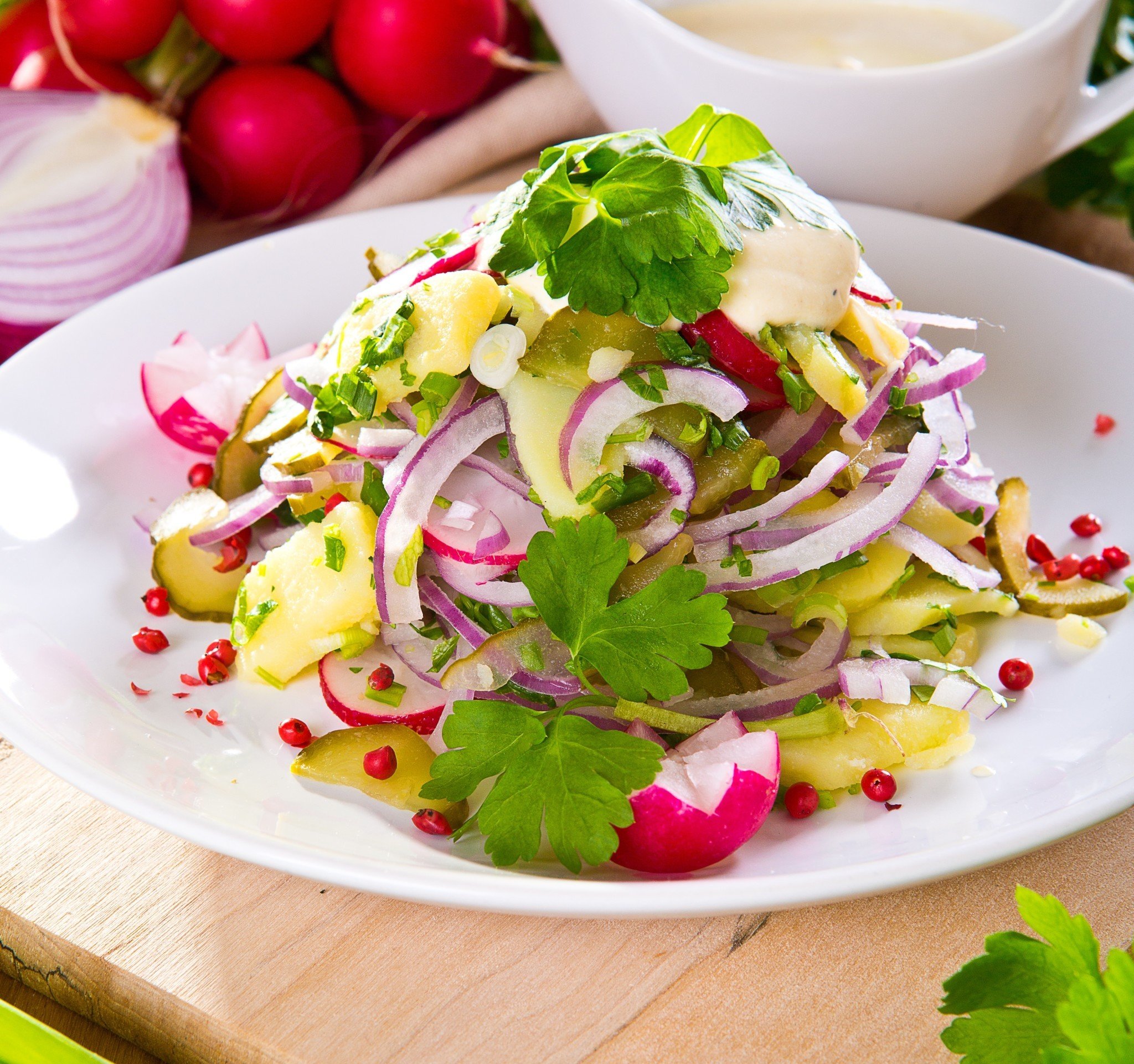 Салат из редиса рецепты простые и вкусные. Салат. Салат с редисом. Салат весенний. Салат с редиской и зеленью.