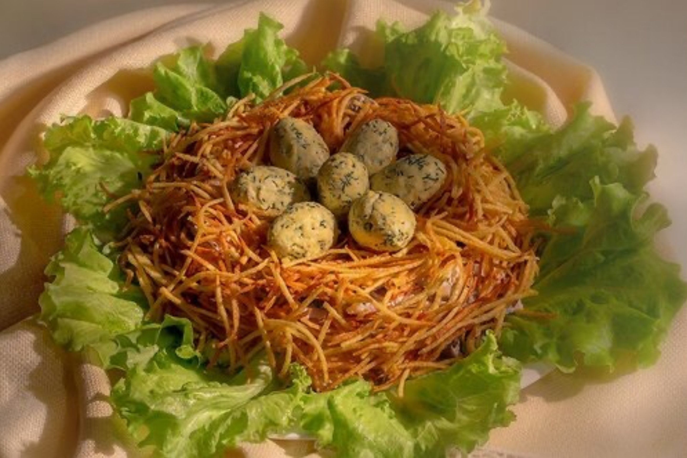 Рецепт вкусных салатов гнездо глухаря. Салат гнездо глухаря. Салат глухариное гнездо классический. Салат Ласточкино гнездо. Глухариное гнездо.