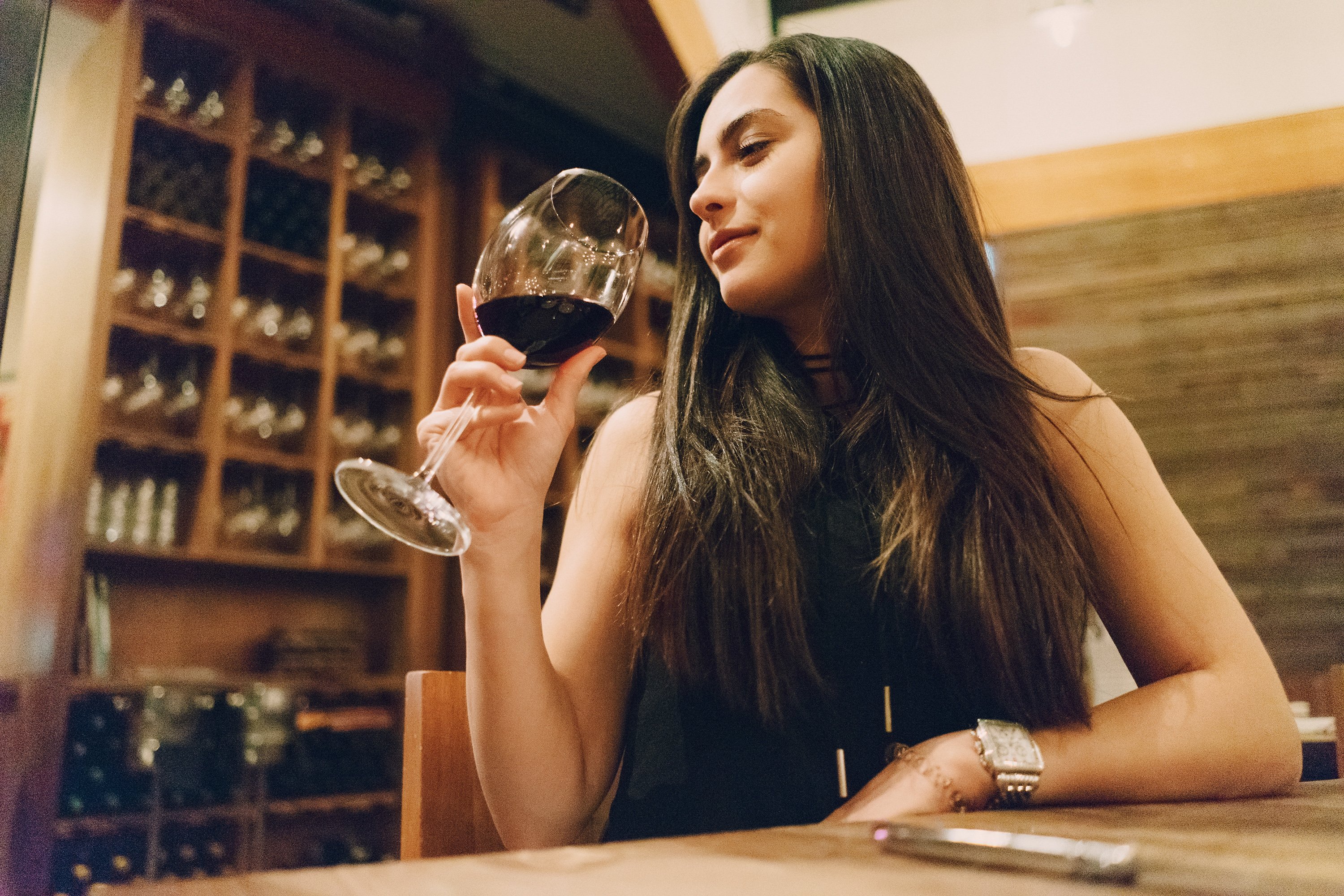 Уставшее вино. Девушка с вином. Фотосессия с вином. Девушка с бокалом вина. Девушка пьет вино.