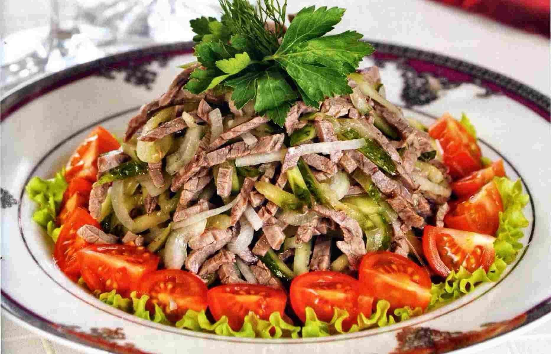 Салат мужской классический рецепт с фото. Салат Шемахинский. Салат мужской. Мясной салат с говядиной. Салат с мясом и овощами.