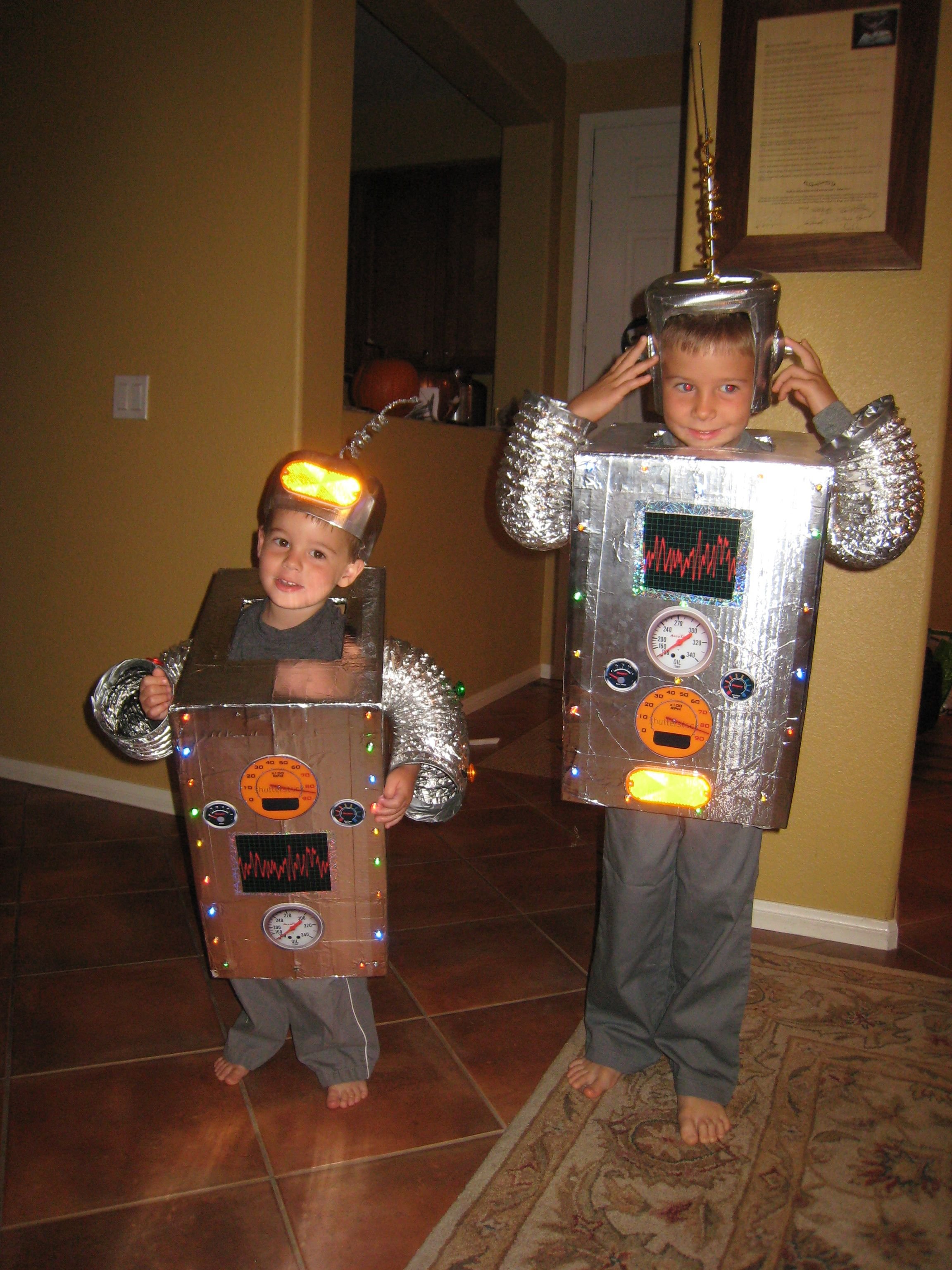 Игра костюм робота. Костюм робота. Костюм робота для мальчика. Новогодний костюм робота для мальчика. Костюм робота из коробок.