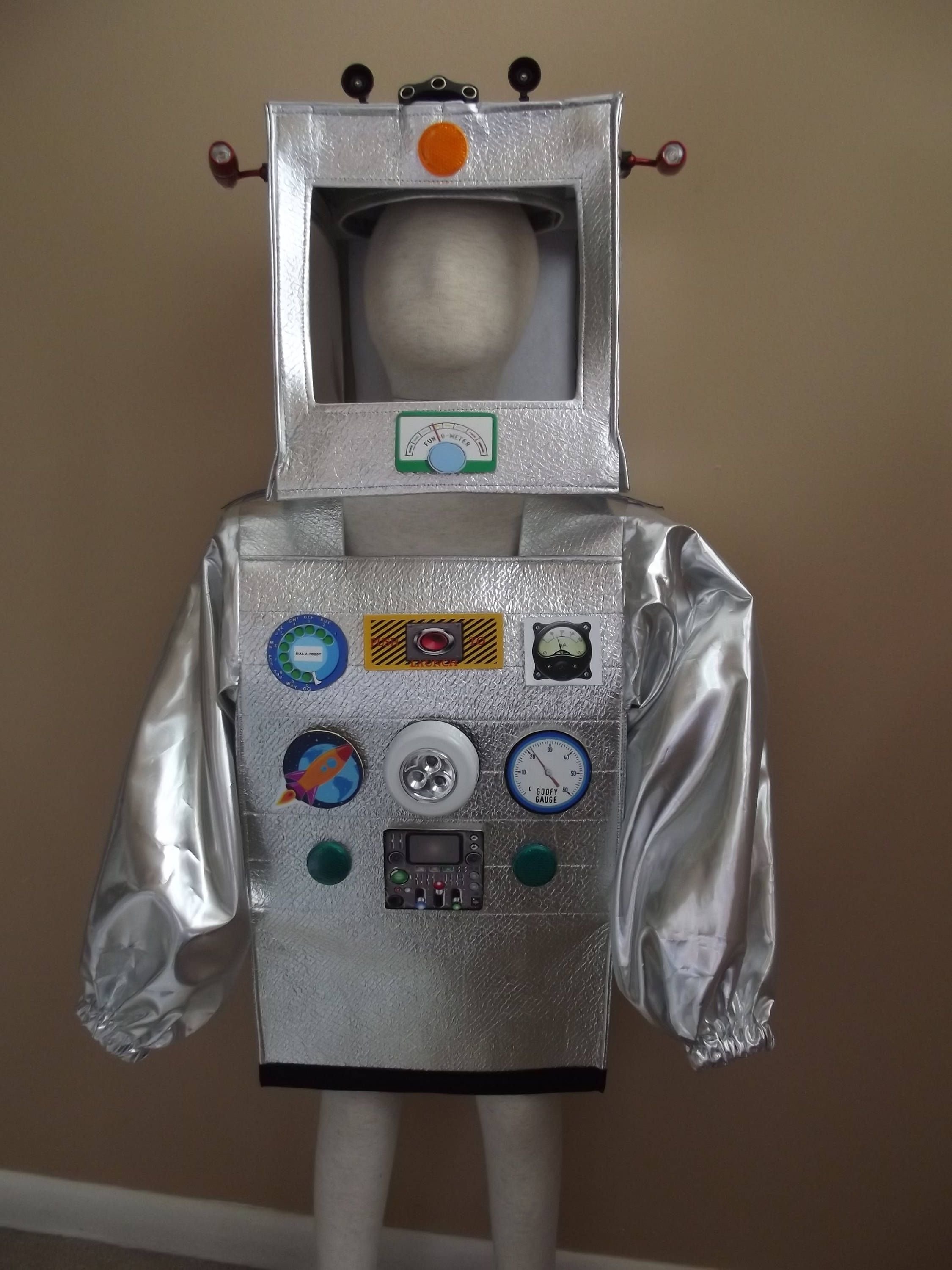 Игра костюм робота. Костюм робота. Робот костюм для ребенка. Костюм робота из коробок. Костюм антенны робота.