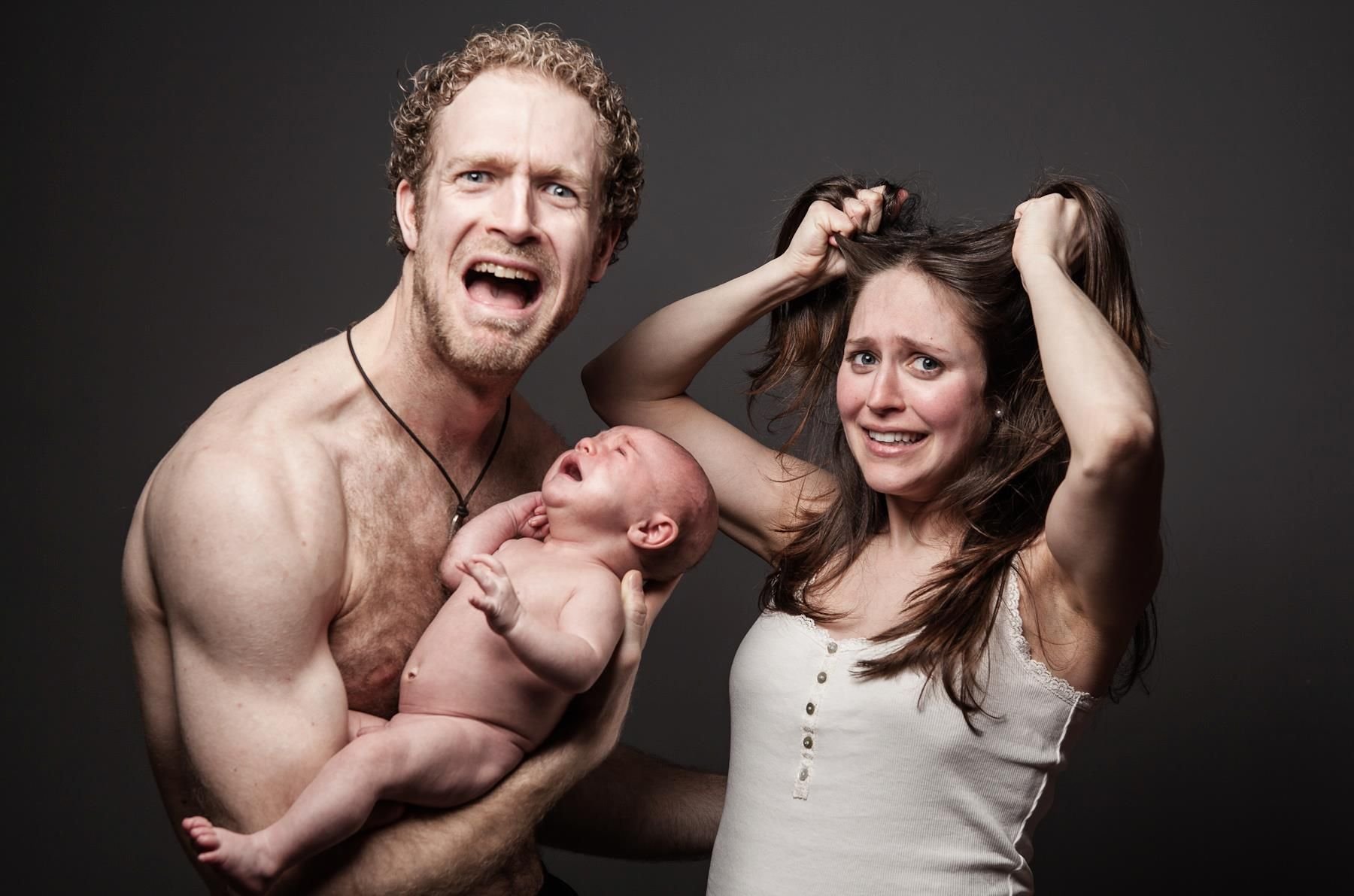 Реклама мамы папы. Мужчина с ребенком на руках. Смешные семейные фотосессии. Смешная фотосессия семьи. Ребенок на руках у папы.