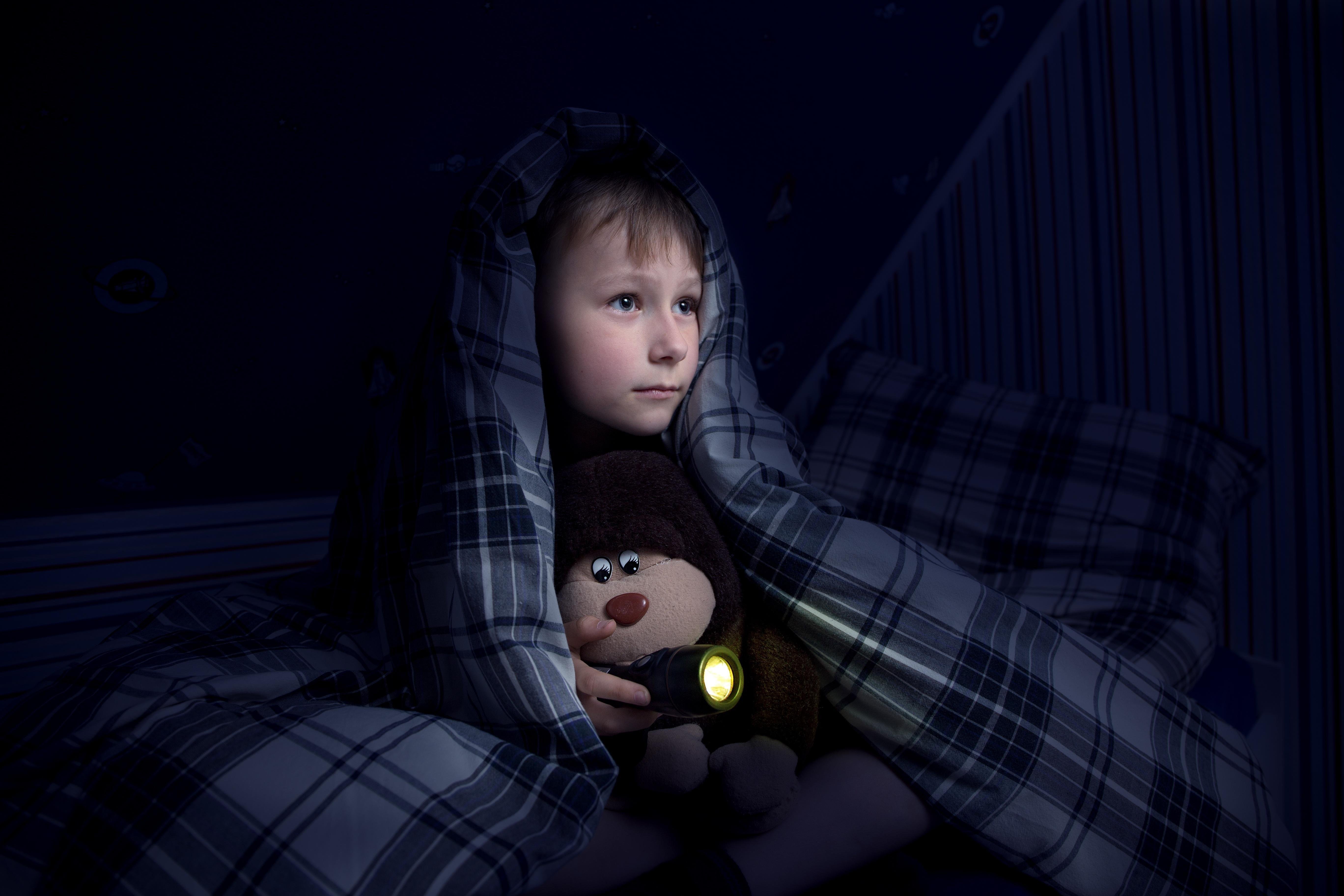 Кошмары у детей. "Детские страхи". Ребенок в темноте. Мальчик в темноте.
