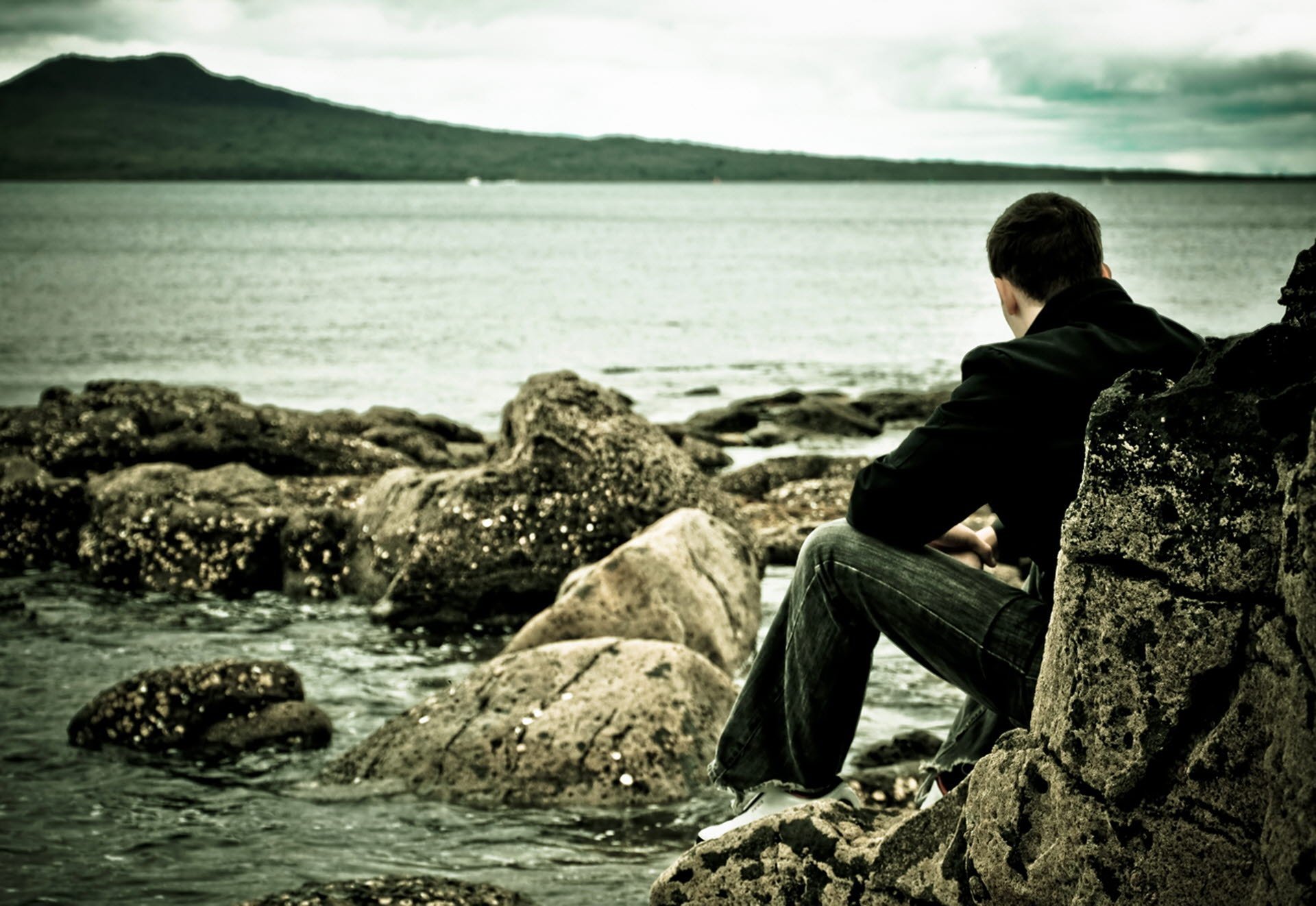 Одиночество. Одинокий парень. Одиночество мужчины. Мужчина сидит на берегу. Одинокий грустный мужчина.