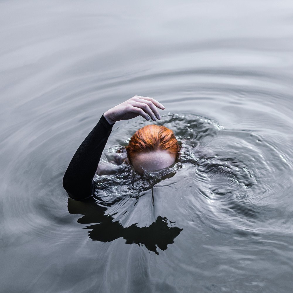 Утонувшая в звездах. Вода и человек. Человек выныривает из воды. Человек на поверхности воды. Фотосессия в воде.