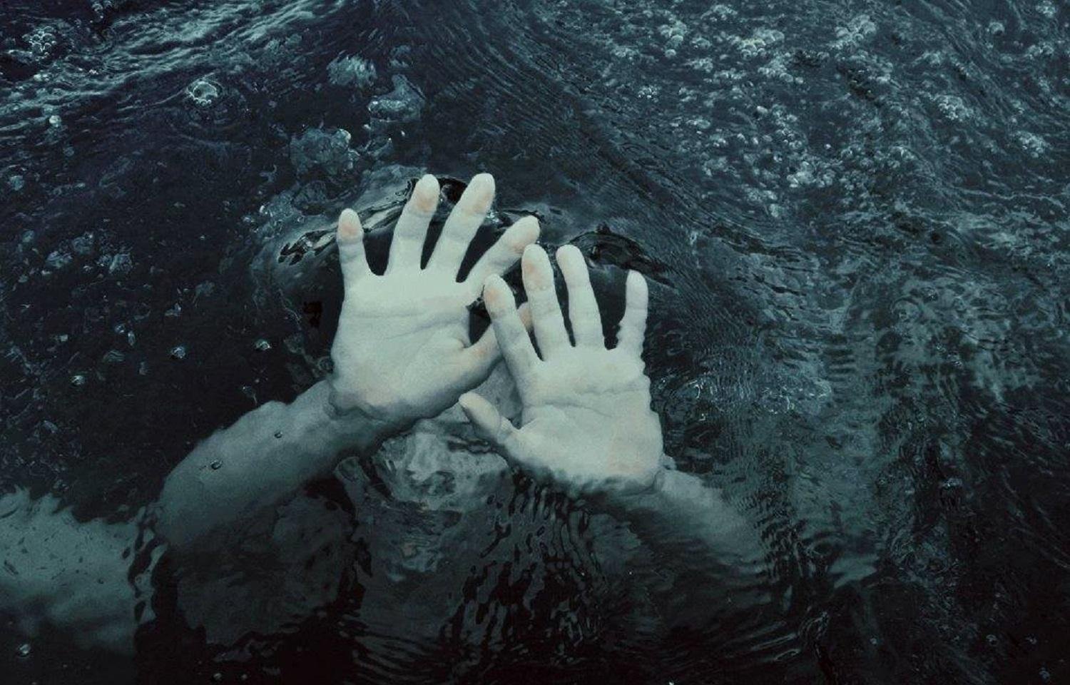 Тонуть в глазах. Девушка тонет. Девушка тонет в воде. Тонущий человек. Тонущий человек под водой.