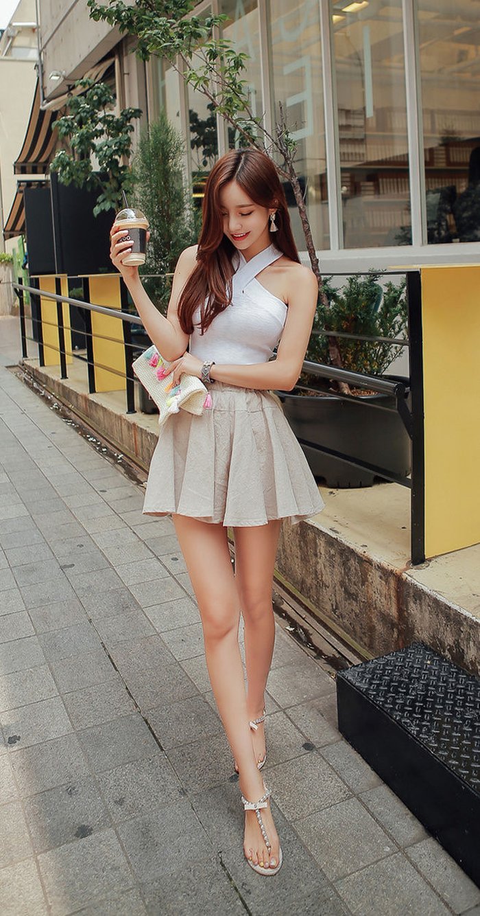 Корейские девушки мини юбках