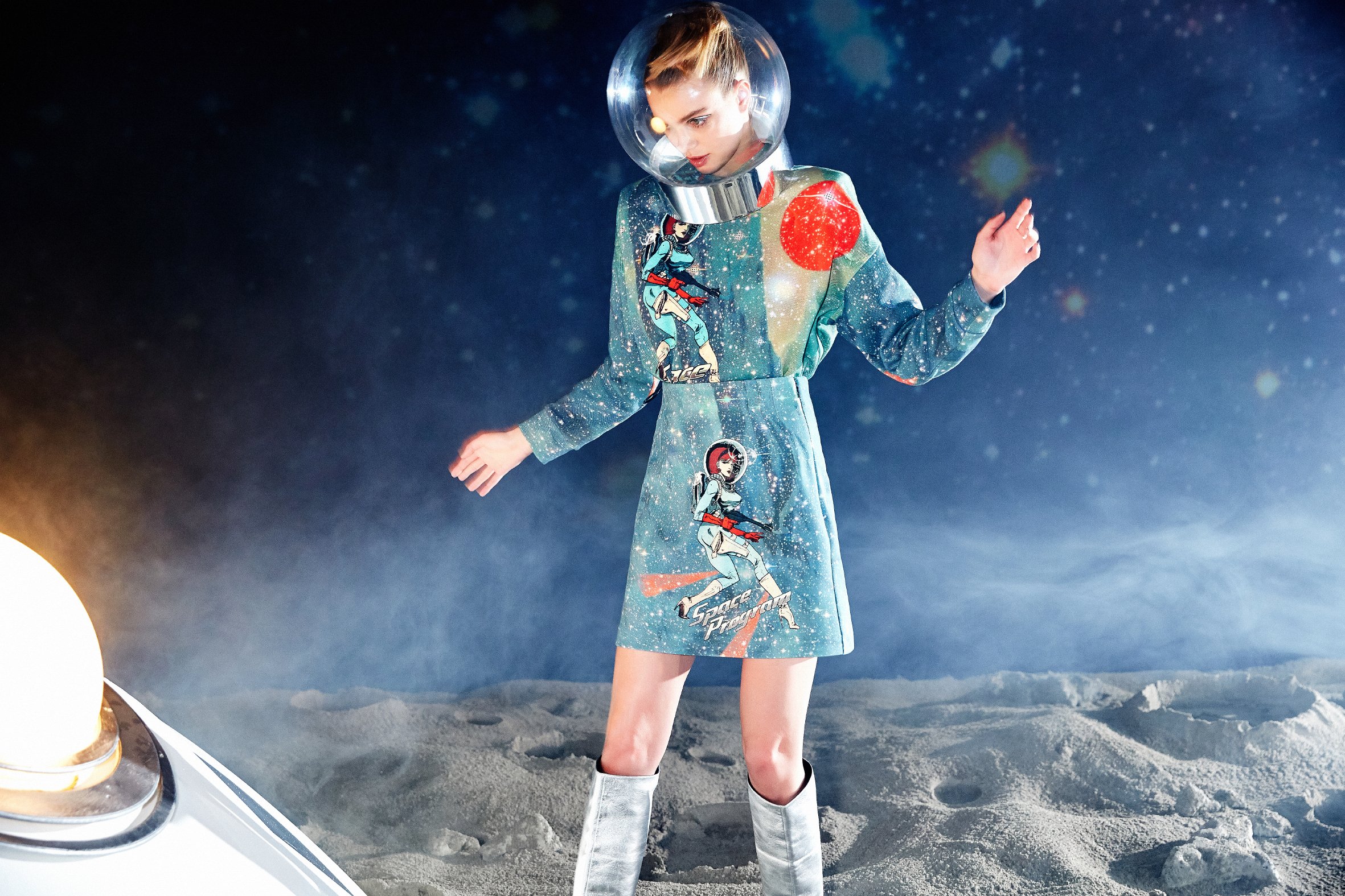Костюм на день космонавтики для девочек. Космический костюм. Одежда в стиле космос. Космический стиль в одежде. Костюм в стиле космос.