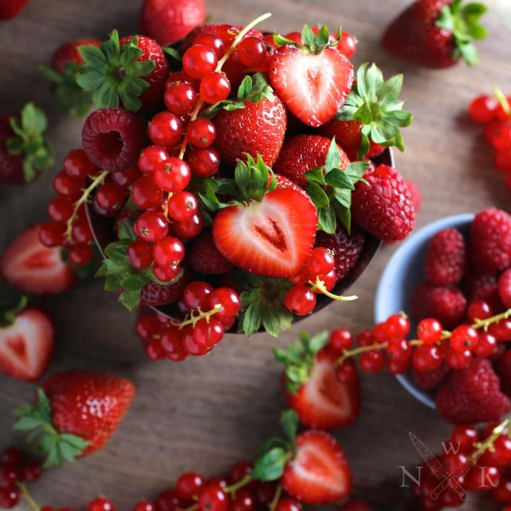 Открытка ягодки. Красивые ягоды. Летние ягоды. Лето фрукты ягоды. Ягодного вечера.