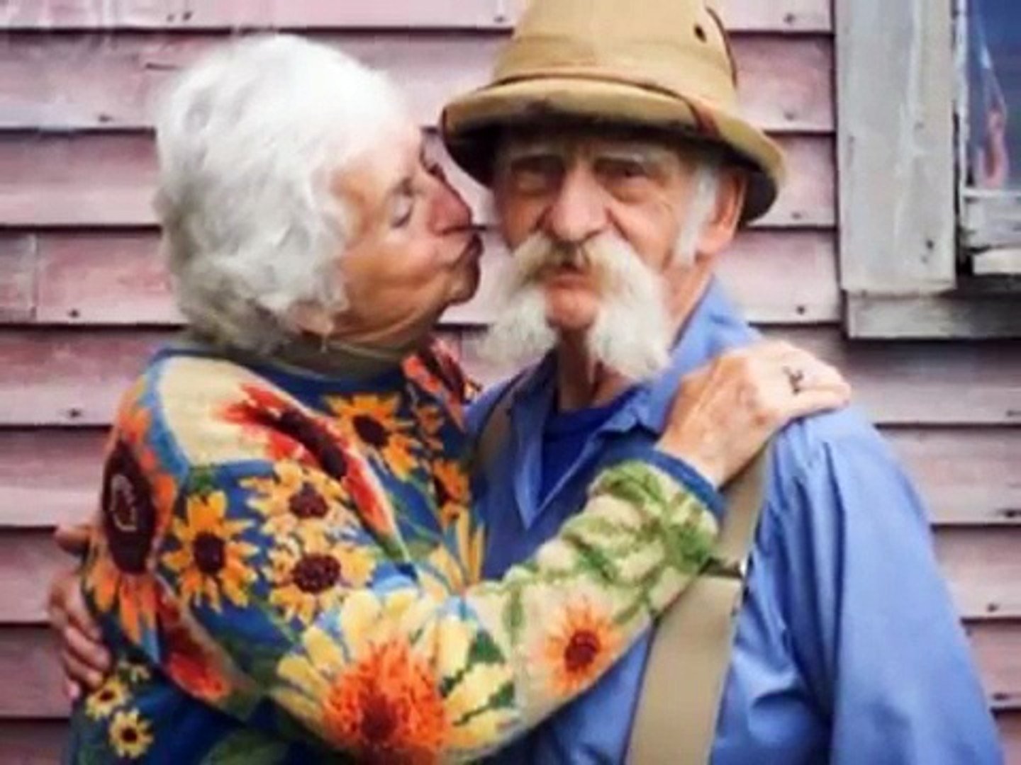 Старики старухами видео. Старики. Пенсионеры счастье. Романтика в старости. Старческий Возраст поцелуй.