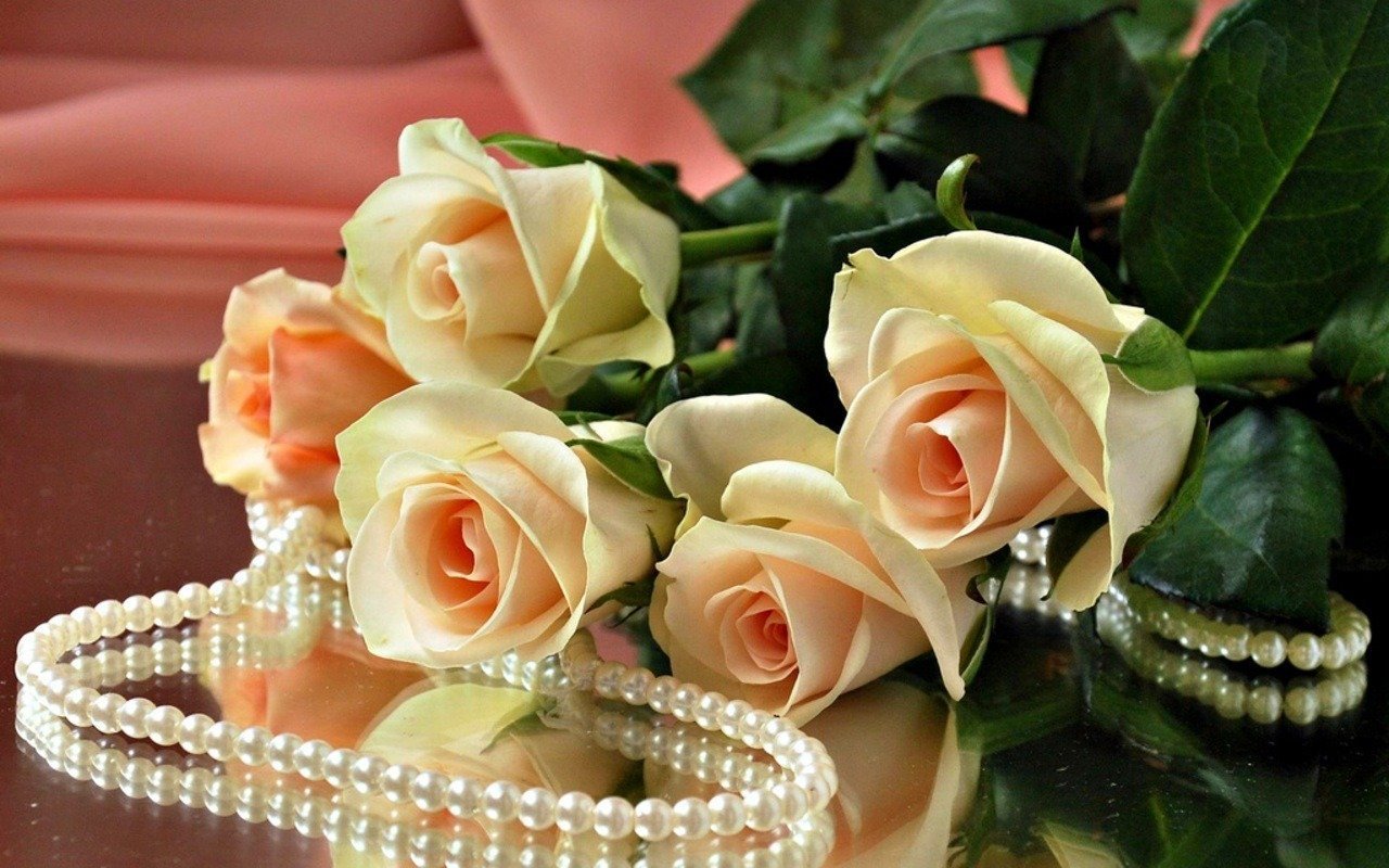 Открытка красивой женщине шикарной. Шикарные розы с днем рождения. Открытки с цветами красивые. Букет роз с днем рождения. Цветы для женщины.