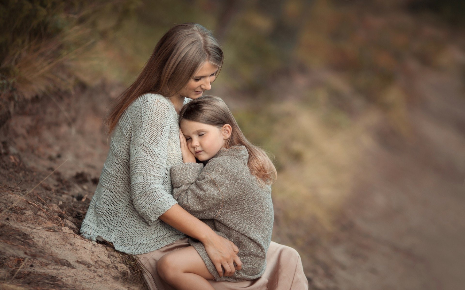 Фото мамы обнимающей своего ребенка