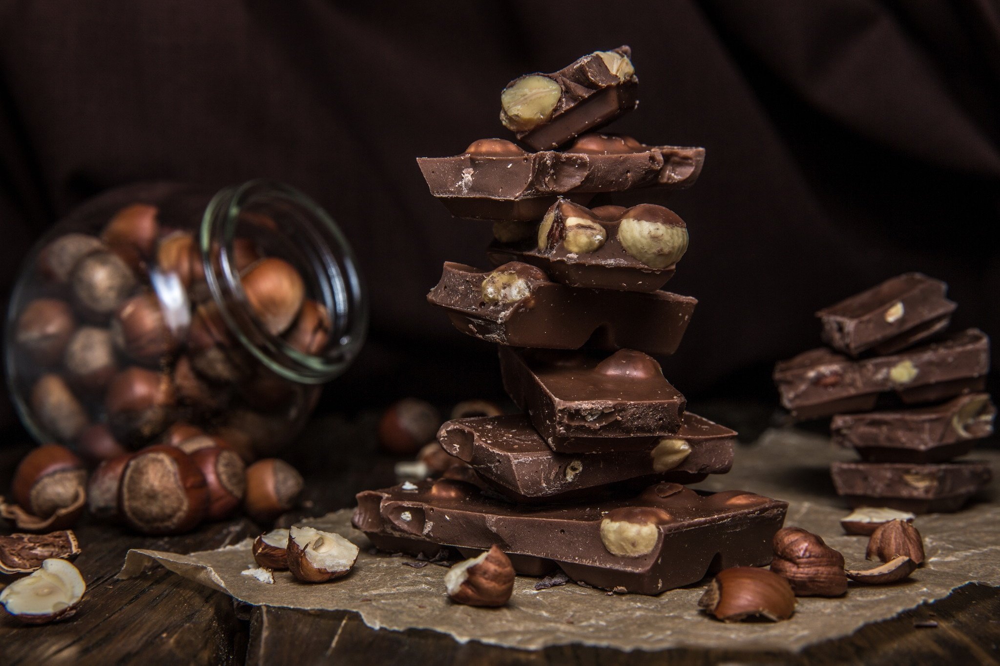 Ну шоколадом. Коричневые сладости. Шоколадные конфеты с орехами. Шоколадные конфеты Эстетика. Красивый шоколад.