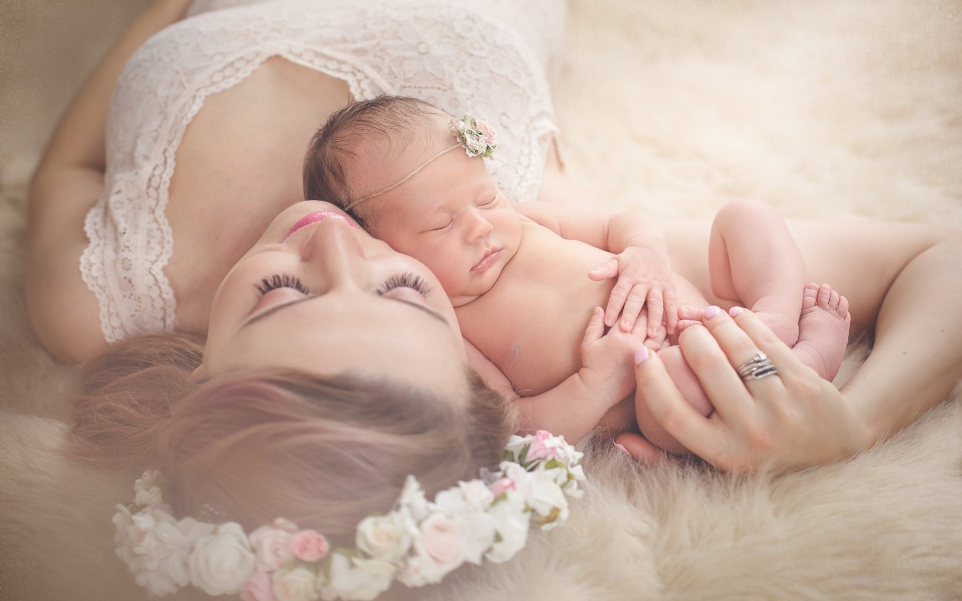 Мама нежные картинки. Фотосессия с новорожденным. Мама с младенцем. Фотосессия мама и новорожденный. Фотосессия мамы с новорожденным.