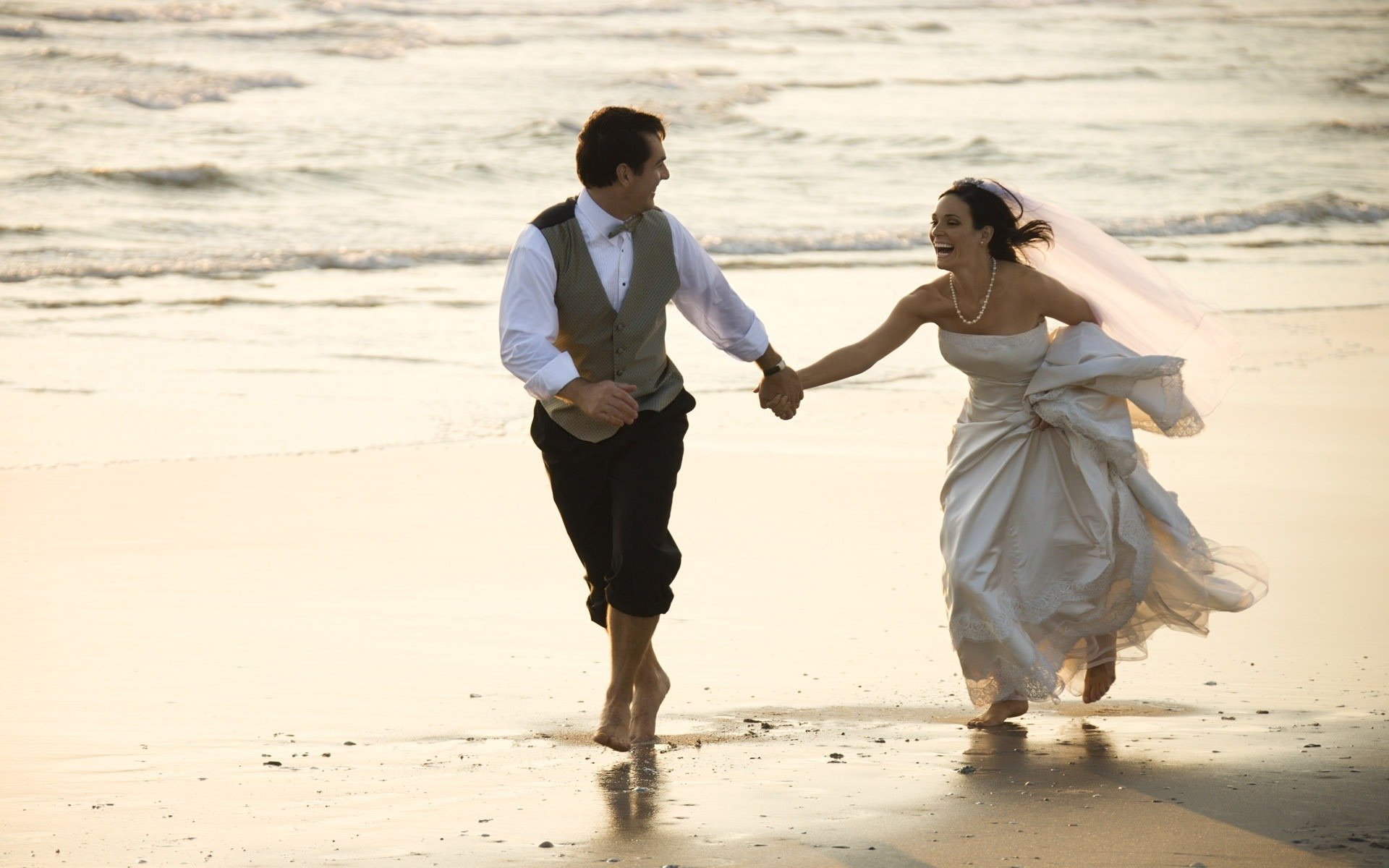 Будни любви. Свадьба на берегу моря. Счастливые отношения свадьба. Свадебные пары. Мужчина и женщина свадьба море.
