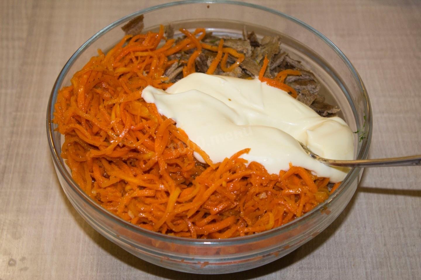 Салат печень яйцо морковь лук. Салат с корейской морковкой и печенью. Салат с морковкой по корейски. Корейская морковка с грибами. Корейские салаты с майонезом.