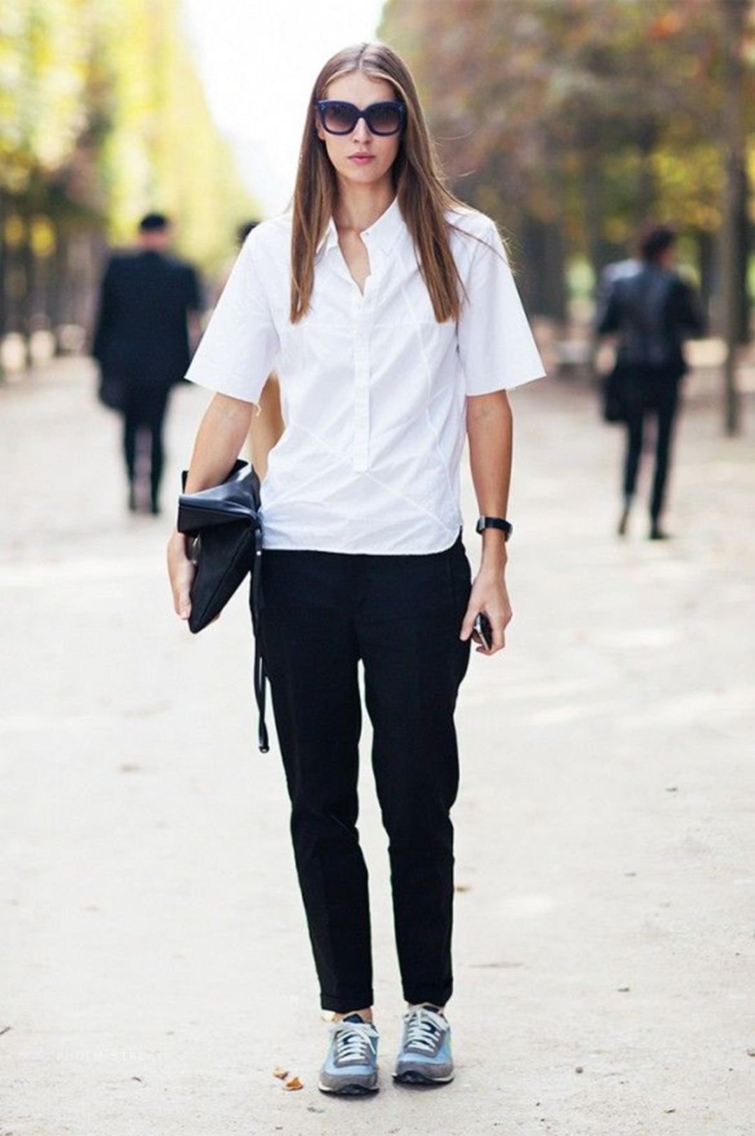 Образ черные джинсы и белая рубашка