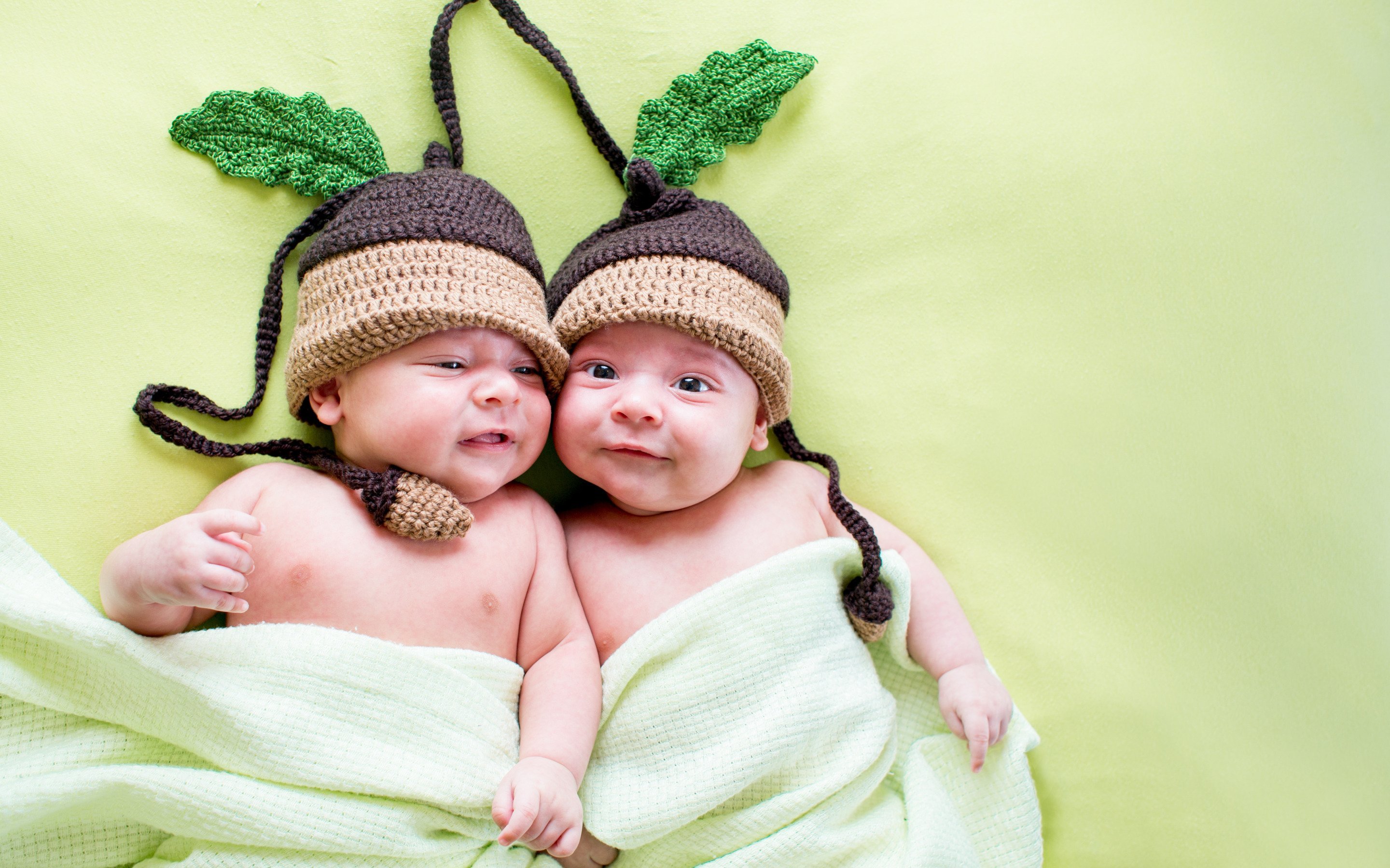 Поздравление братьям близнецам. Дети двойняшки. С днём рождения двойняшек. Младенцы двойняшки. С днём рождения близнецов девочек.