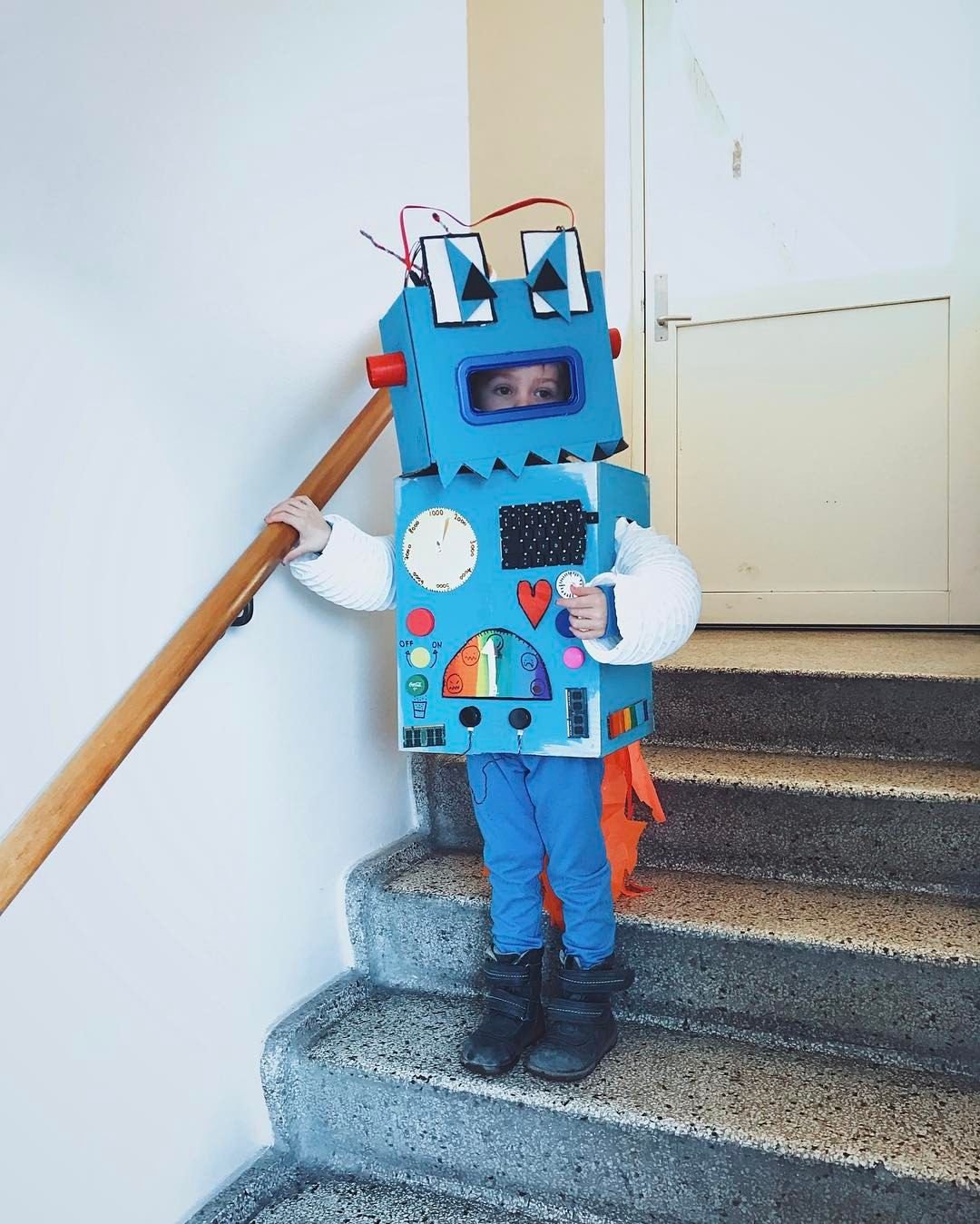 Игра костюм робота. Костюм робота. Робот костюм для ребенка. Костюм робота из коробок. Костюм робота из фетра.