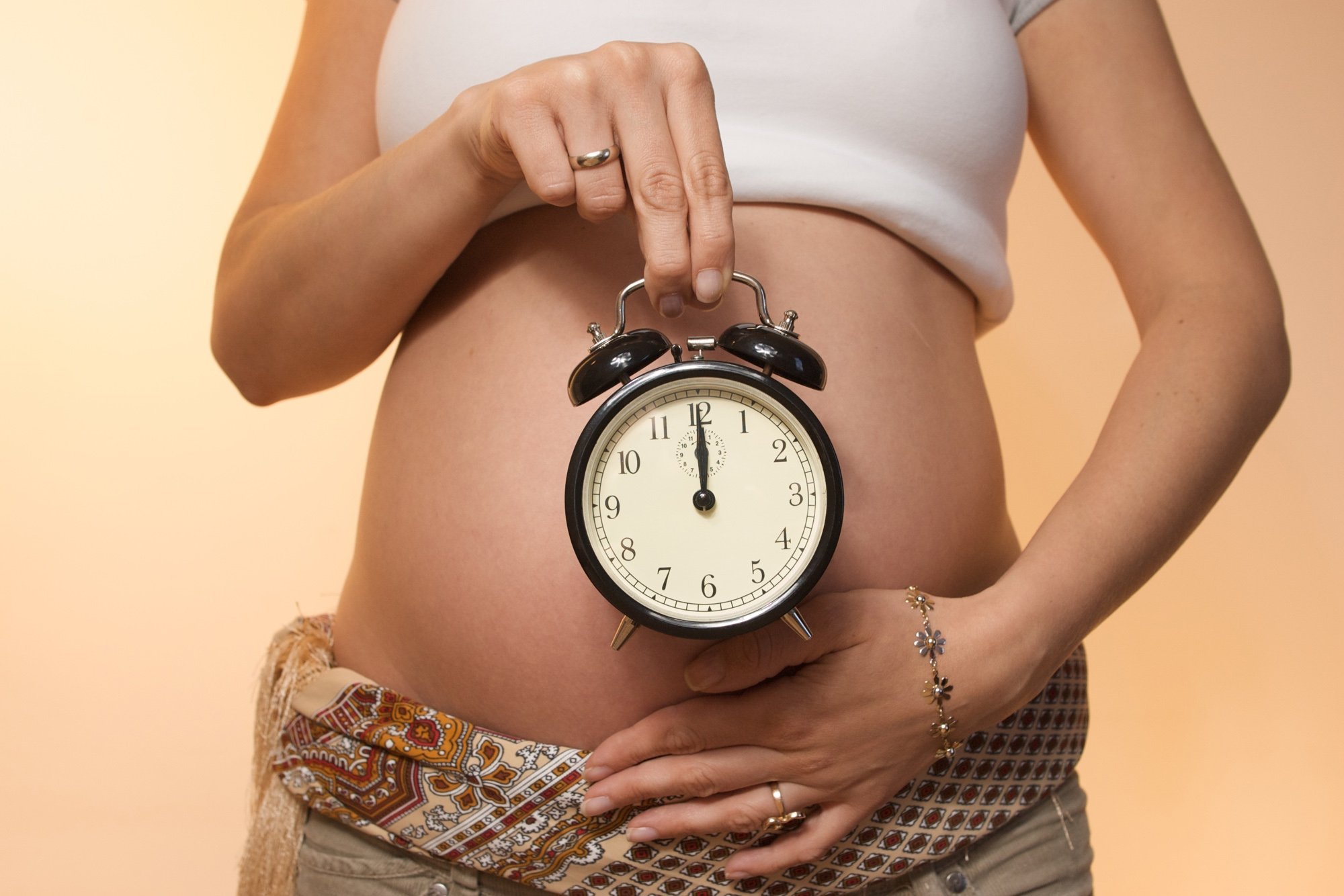 1 неделя после родов. Картинки беременных женщин. Беременный живот и часы.