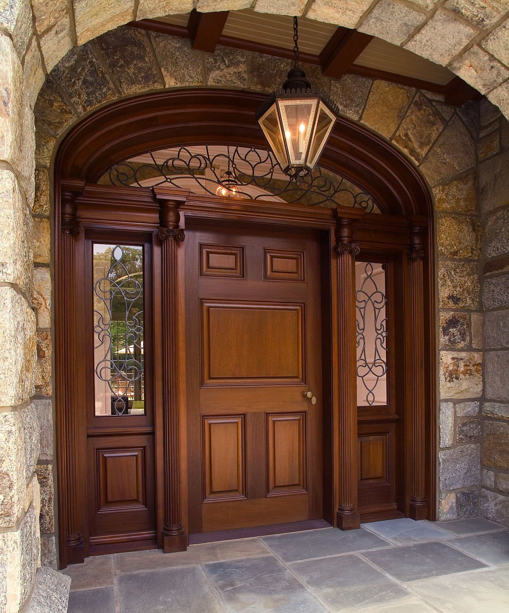 Двери деревянные дома цена. Дверь входная деревянная. Парадная дверь. Двери в английском стиле. Красивые парадные двери.