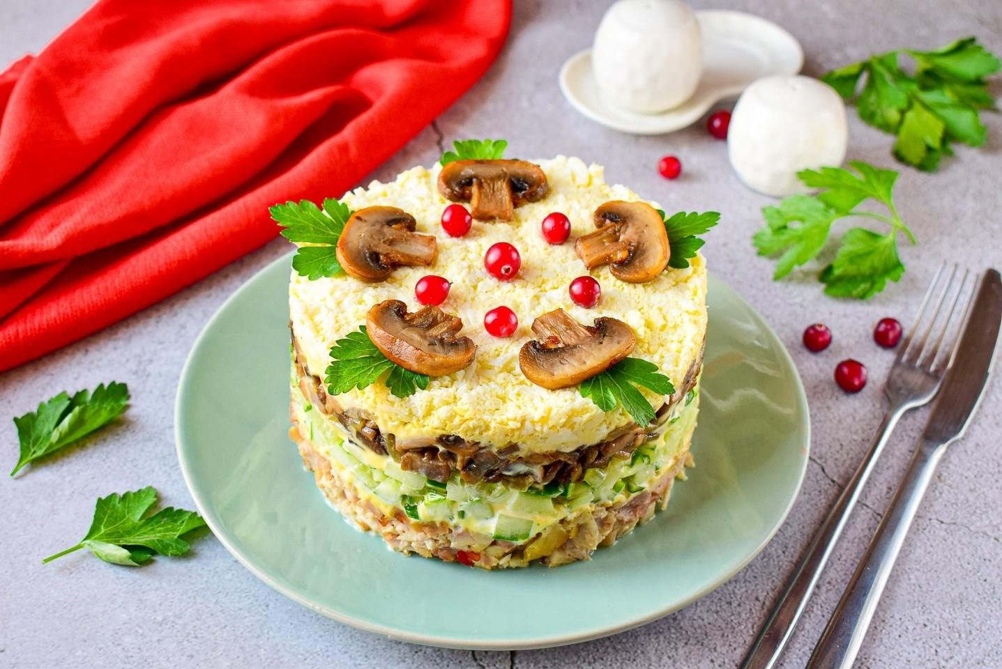 Слоёный салат с копчёной курицей и грибами