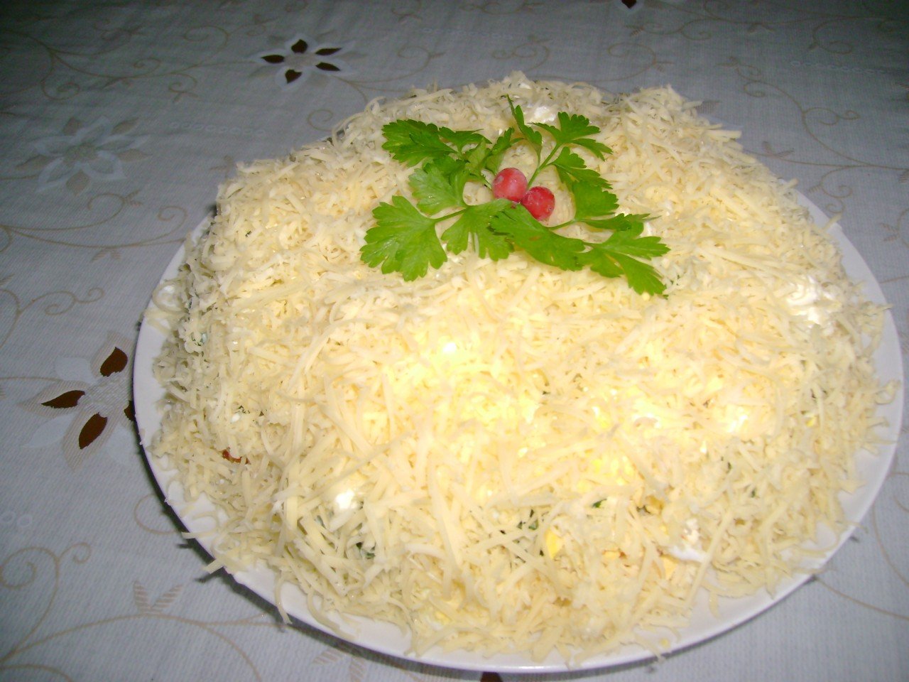 Салат невеста с копченой курицей и плавленным сыром