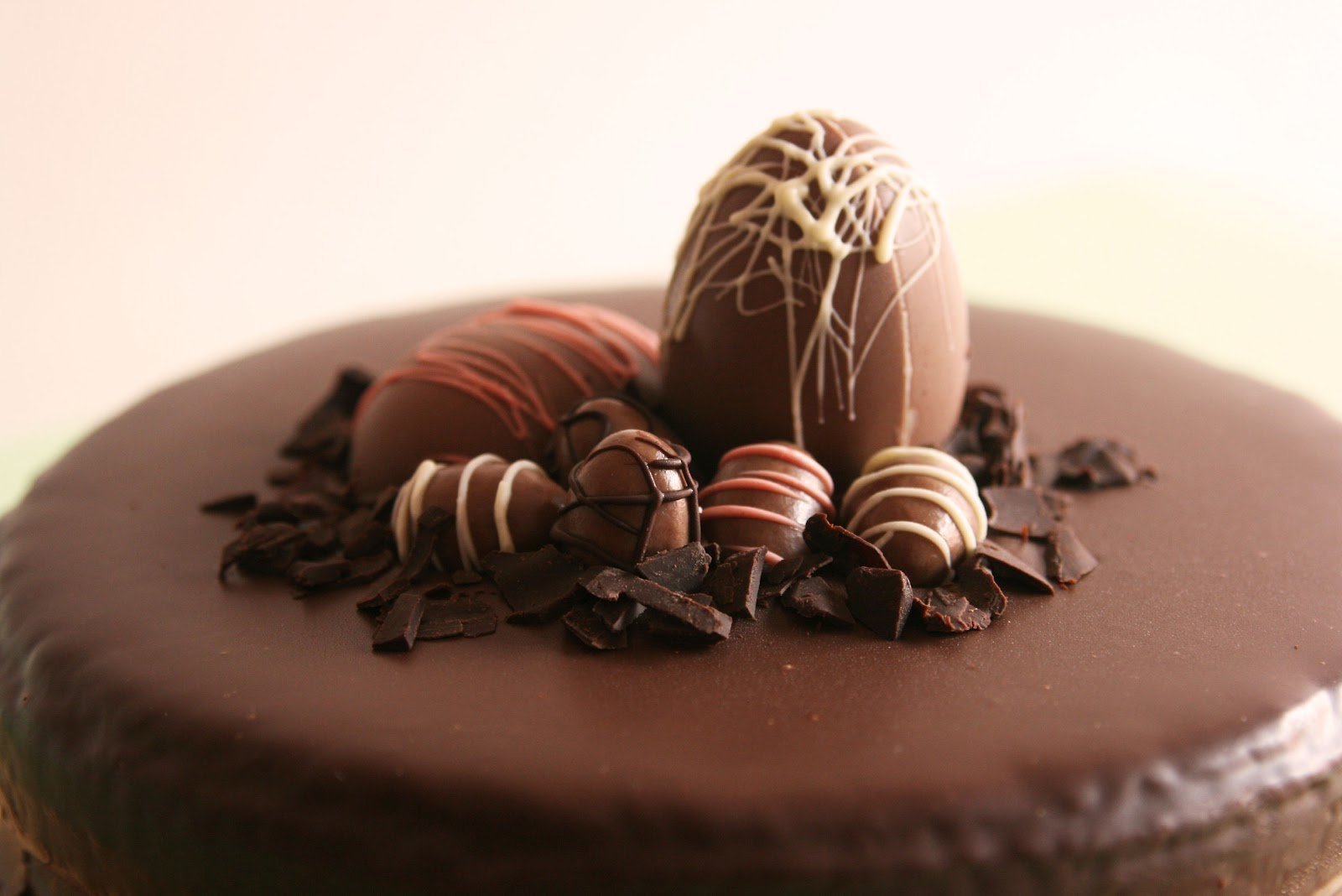 Шоколад посыпанный шоколадом. Украшения из шоколада. Торт с шоколадным декором. Украшение торта шоколадом. Украшение шоколадного торта.