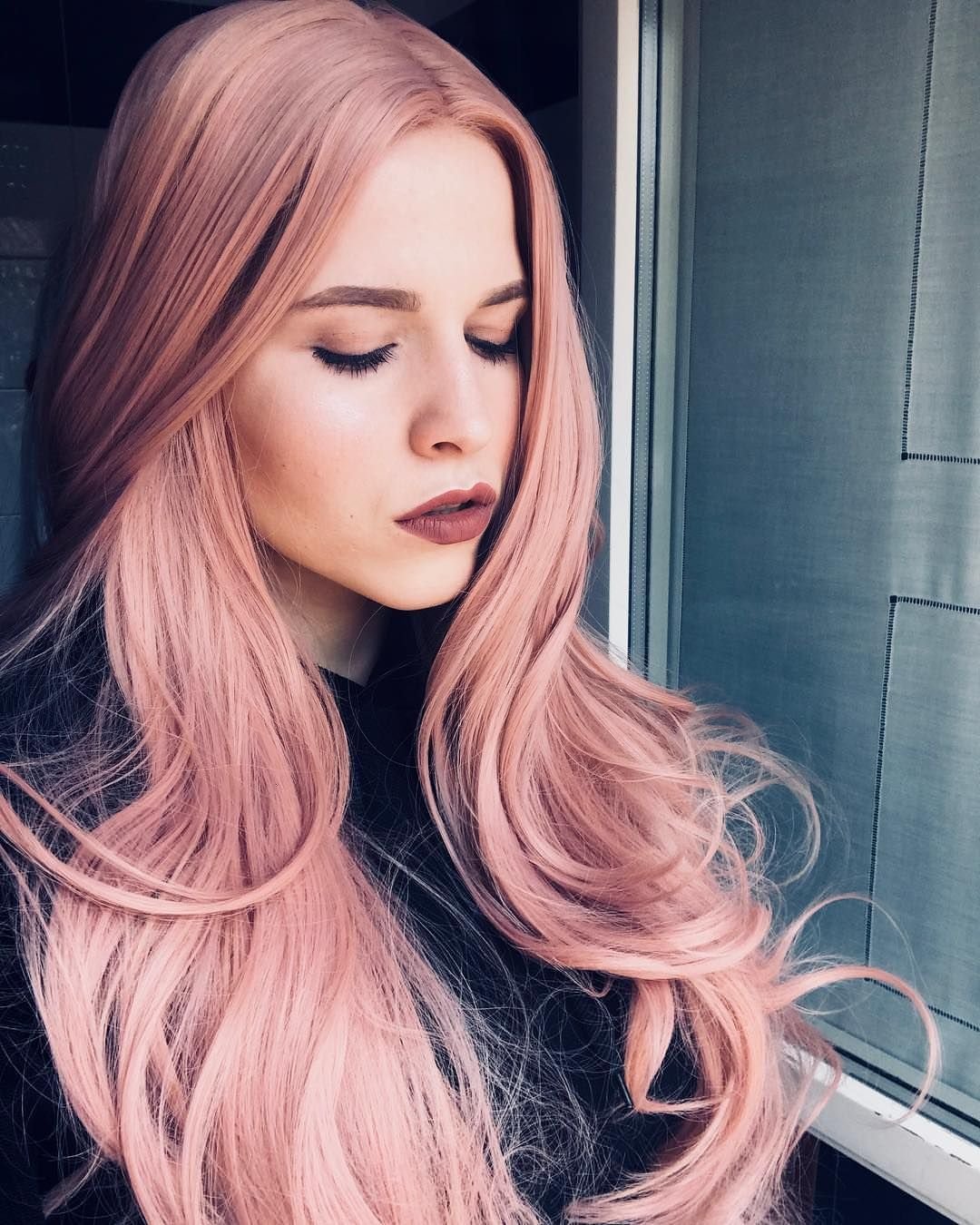 Пшеничный цвет волос с розовым оттенком