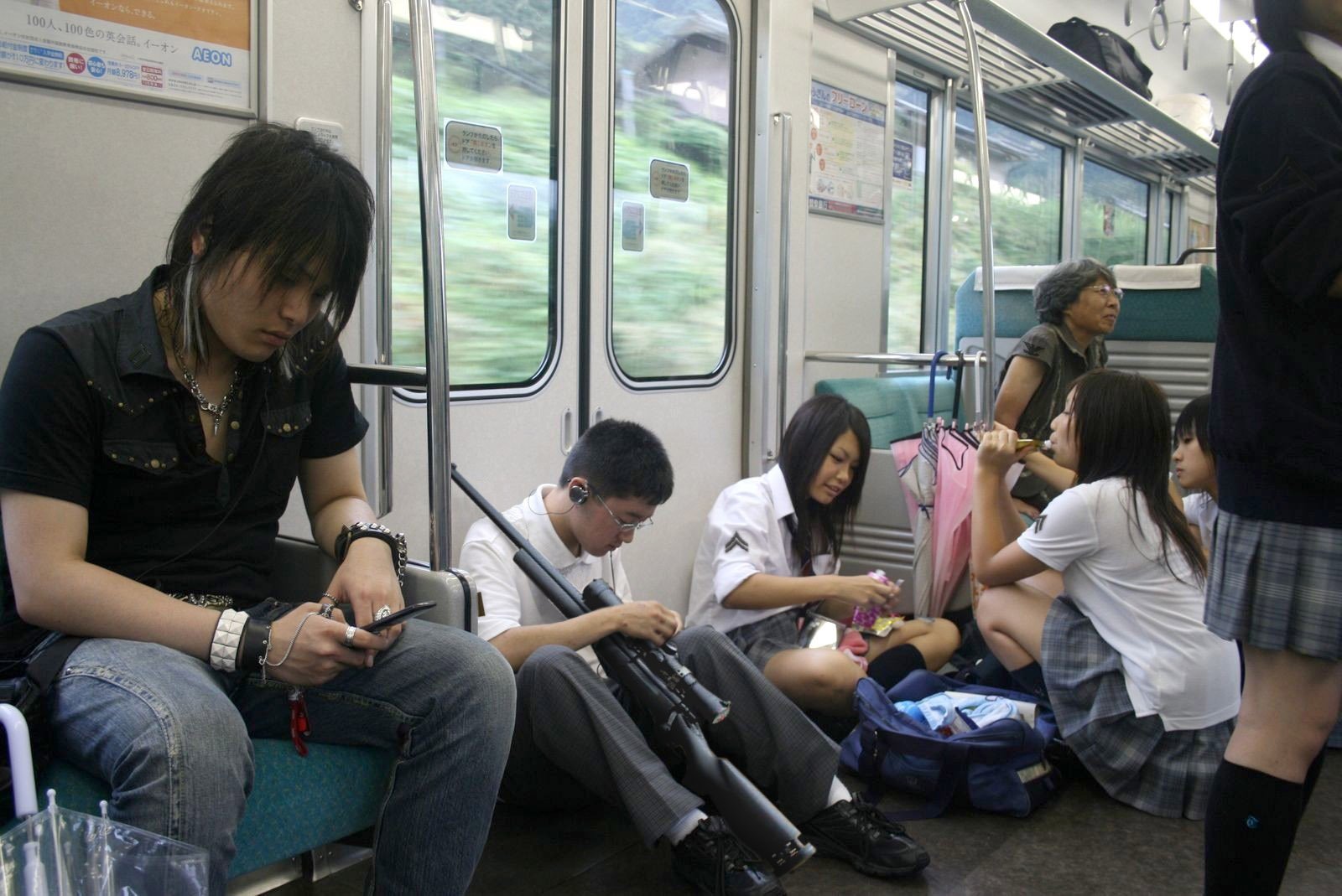Азиатки извращенцы. Японцы в транспорте. Японский общественный транспорт. Японские девушки в общественном транспорте. Японское метро.
