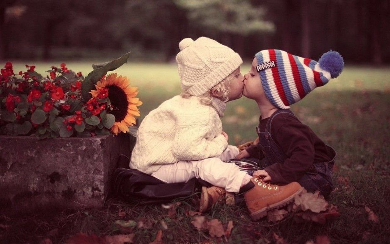 Трогательно прекрасно. Детский поцелуй. Мальчик и девочка любовь. Маленькие дети любовь. Детская любовь поцелуи.