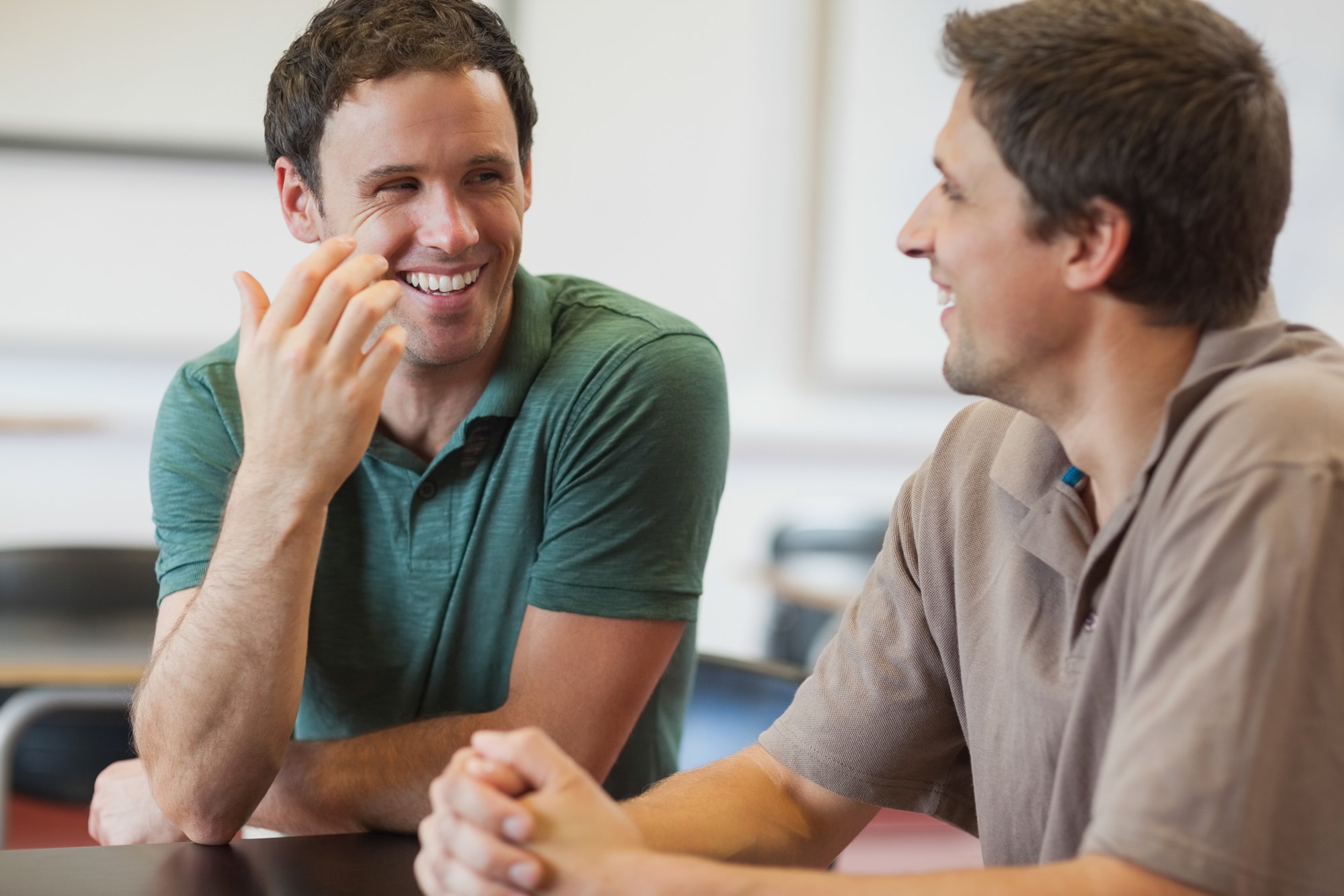 Как расположить к себе собеседника: 12 правил удачного разговора