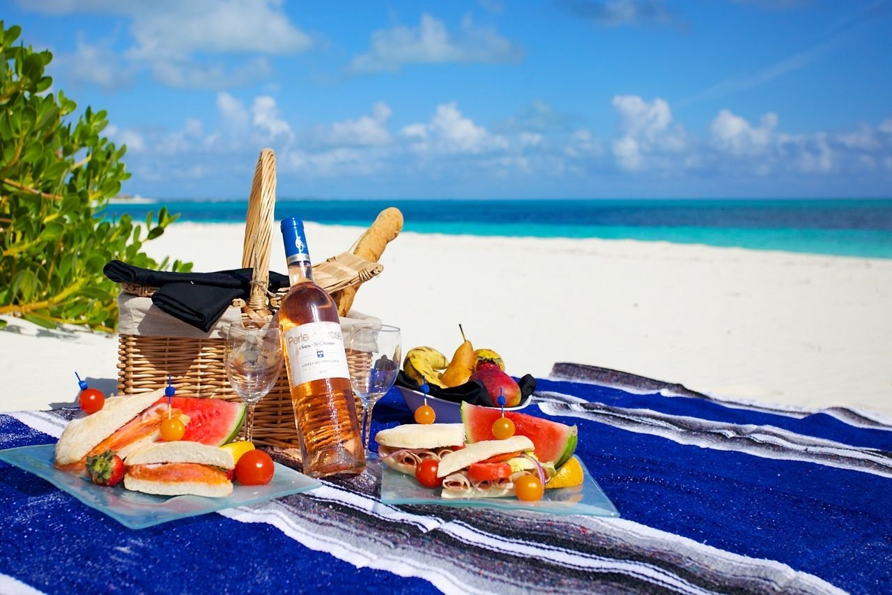 Бюджетно отдохнуть летом. Пикник на пляже. Лето море. Пикник на берегу моря. Море пляж.