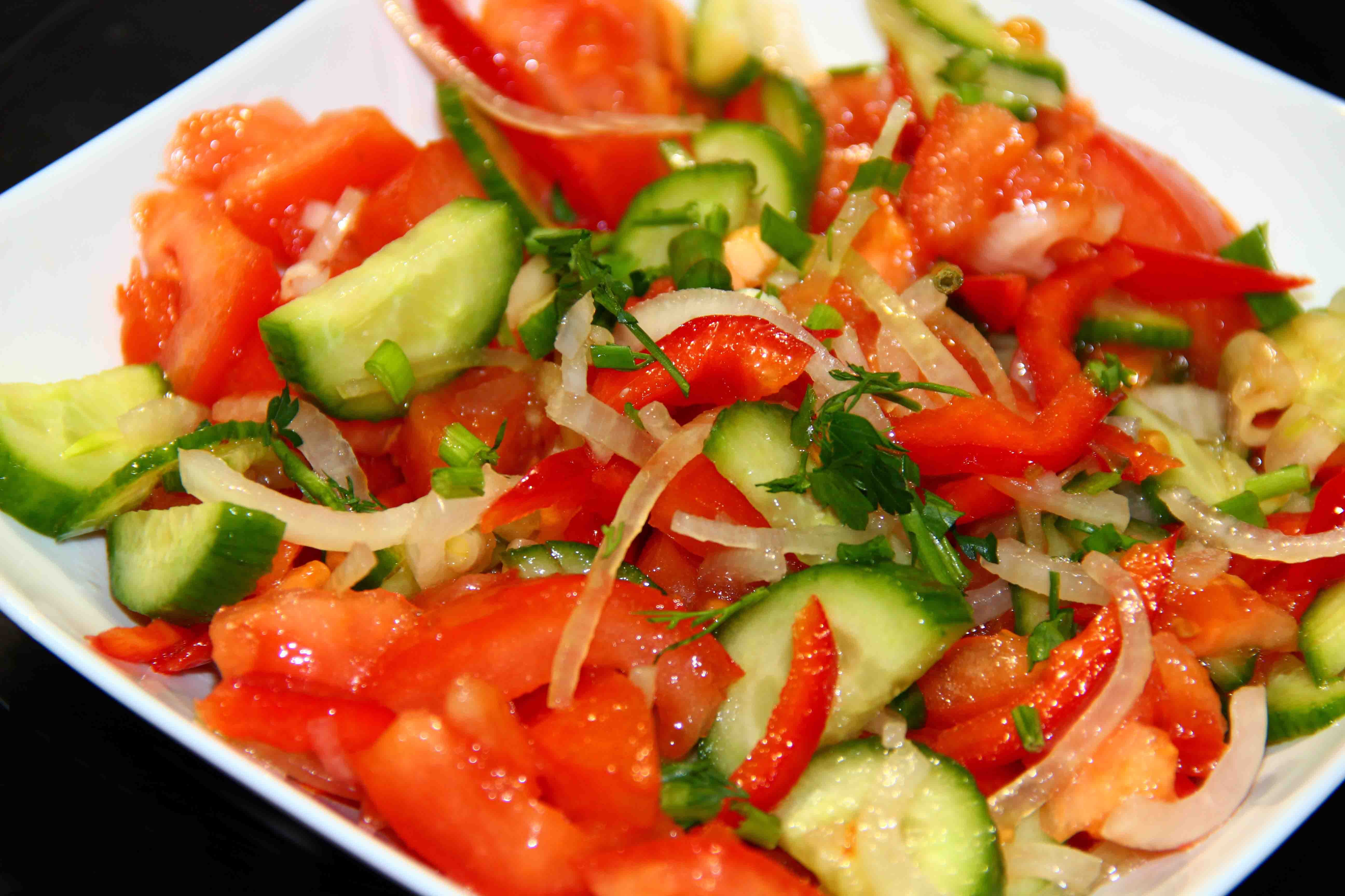 Название салатов из овощей. Овощной салат. Салат свежий. Свежий овощной салат. Салат из свежих овощей простой.