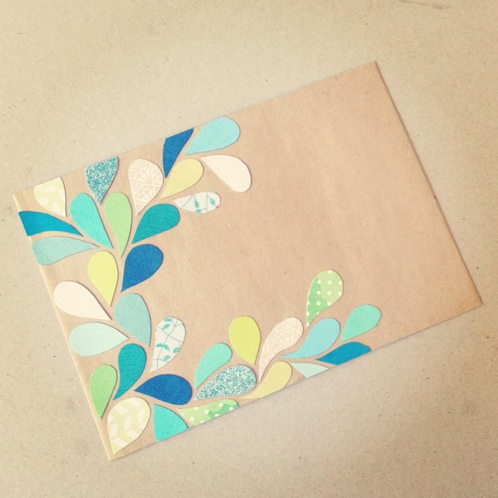 Конверт для цветов из бумаги. Украсить конверт. Украшение на конверт из бумаги. Декорированные конверты. Красивое украшение конвертов.