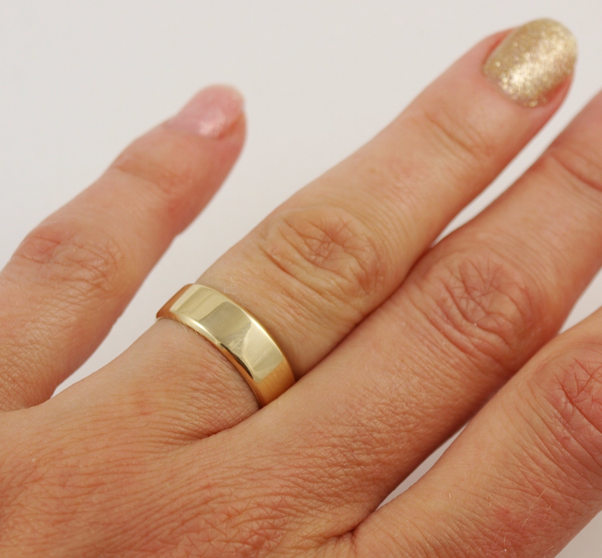 Обручальное кольцо 6 мм на руке