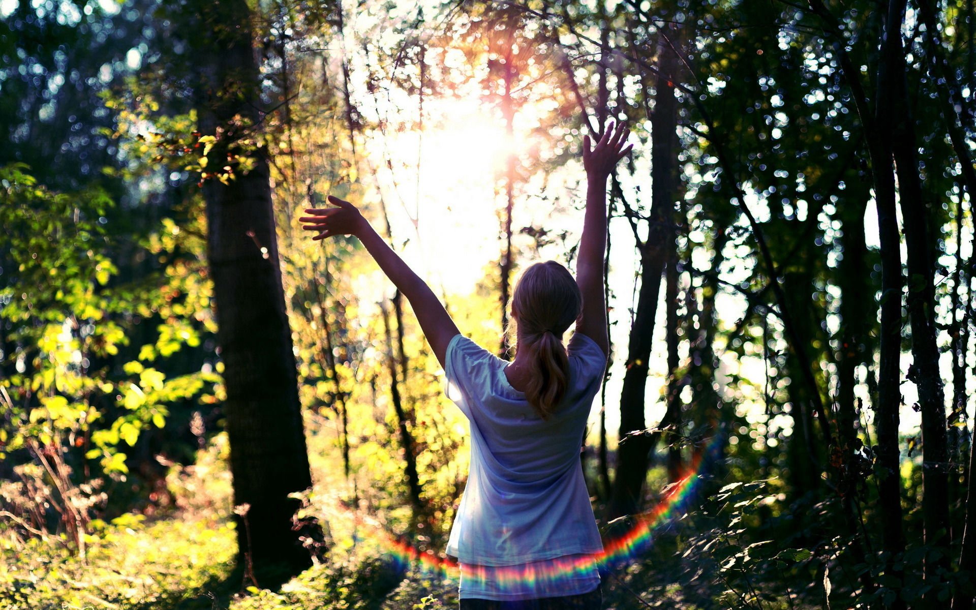 Радуйся источник. Девушка лес солнце. Счастливая девушка в лесу. Счастье в лесу. Медитация в лесу.