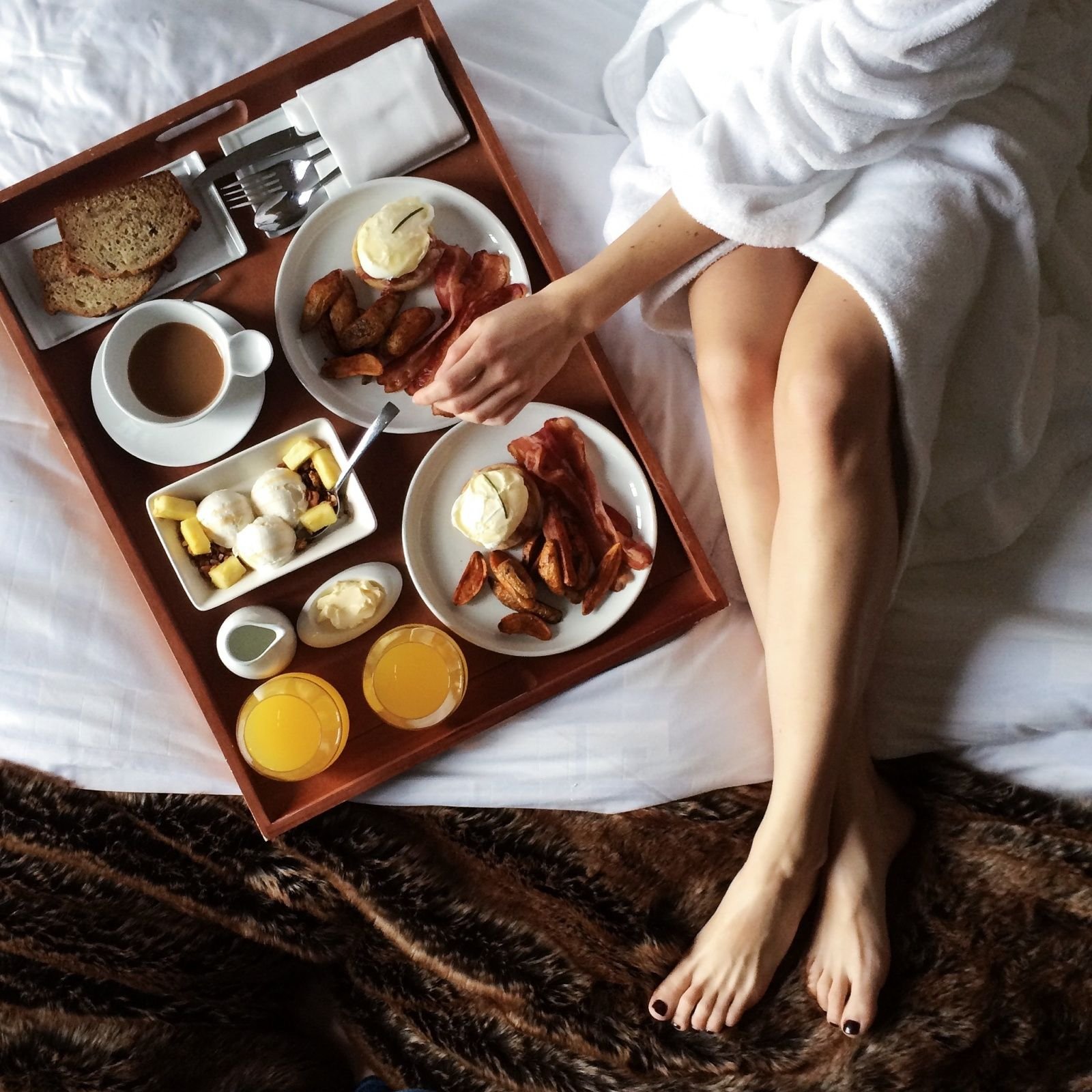 Картинка утро мужчине. Брекфест Монинг. Поднос завтрак. Завтрак в постель мужчине. Утренний завтрак в постель.