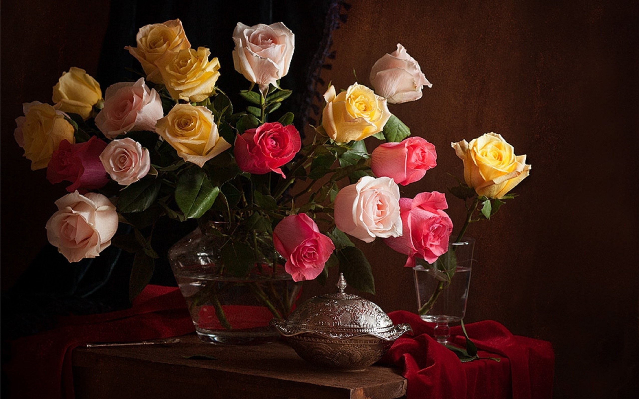 Розы букет вечер. Шикарные цветы. Розы в вазе. Натюрморт: цветы. Натюрморт с розами.